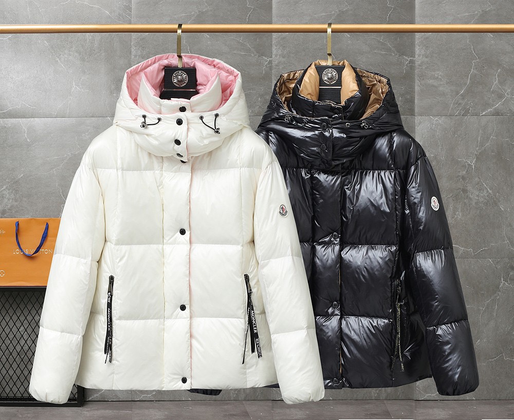 Guangzhou high-version Moncler black and gold hooded down jacket, short puffer style. Sizes: 0,1,2,3.-Big cat