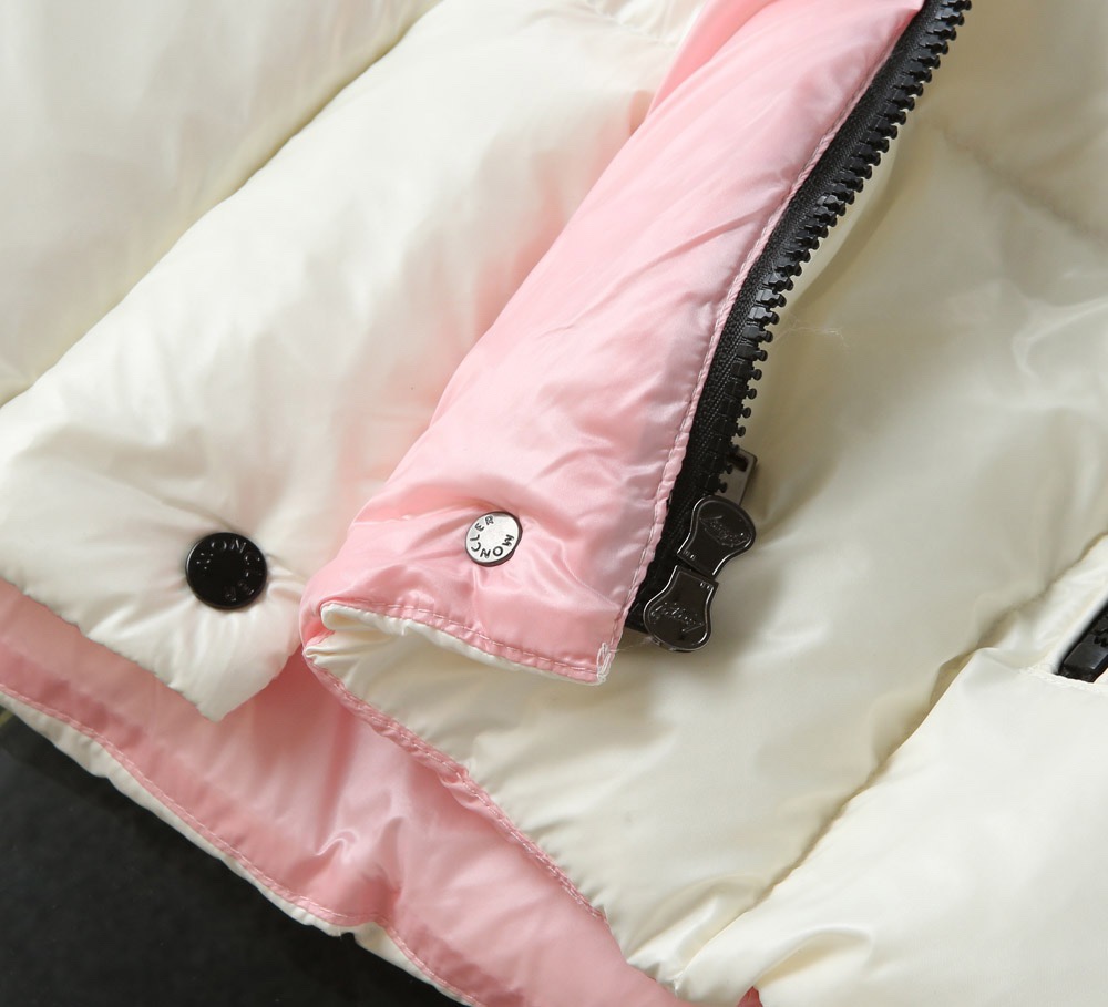 Guangzhou high-version Moncler black and gold hooded down jacket, short puffer style. Sizes: 0,1,2,3.-Big cat