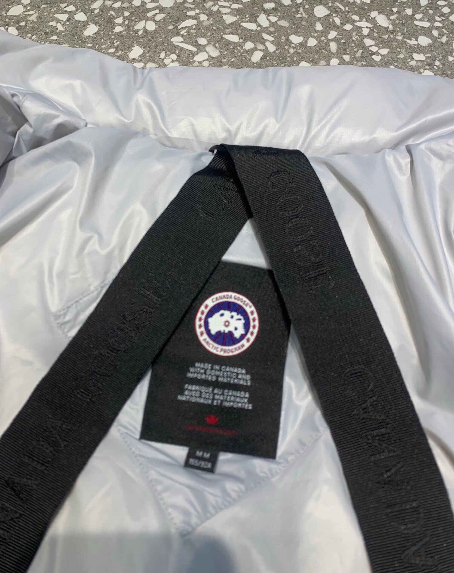 High-quality Canada Goose women's stand-collar羽绒服 with detachable inner straps, converts to backpack. Short cut, adjustable hem, articulated sleeves. Colors: silver, black. Sizes: XS-L.-Big cat