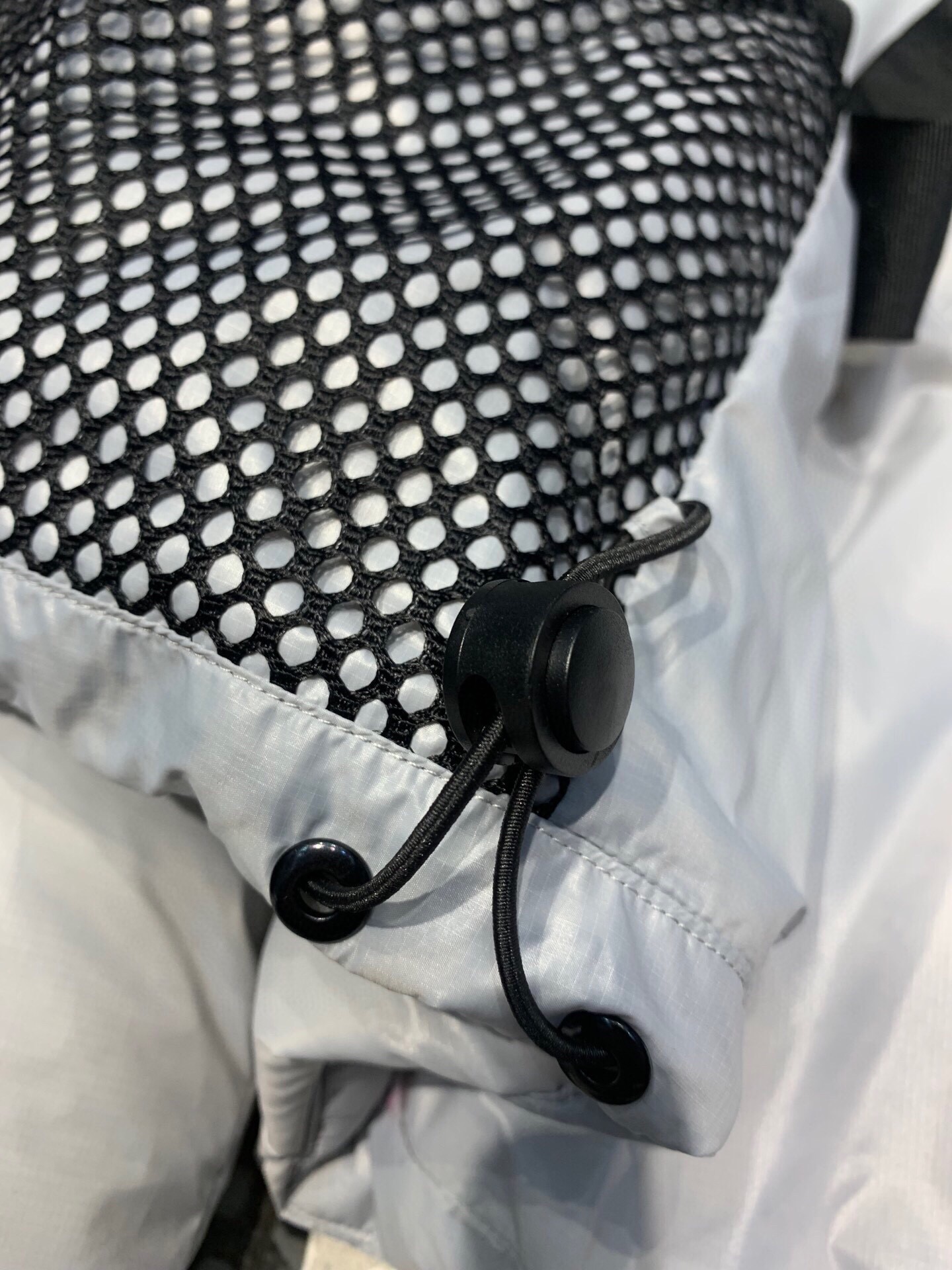 High-quality Canada Goose women's stand-collar羽绒服 with detachable inner straps, converts to backpack. Short cut, adjustable hem, articulated sleeves. Colors: silver, black. Sizes: XS-L.-Big cat