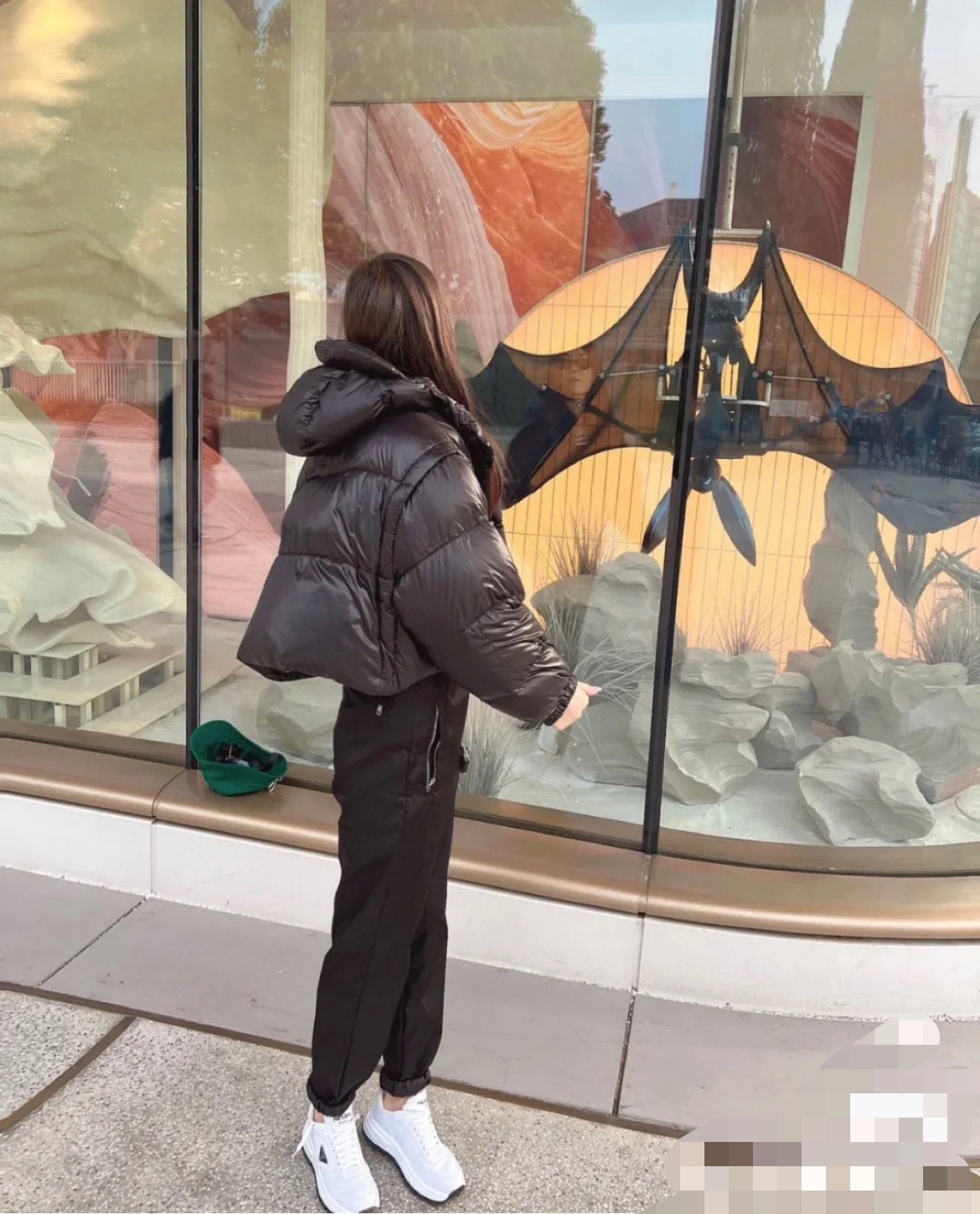 Guangzhou high-end Prada hooded down jacket. Short-cut design with detachable sleeves, can be worn as a vest. 90% white duck down for warmth. Features enamel metal triangle logo. Colors: black/white. Sizes: SML.-Big cat