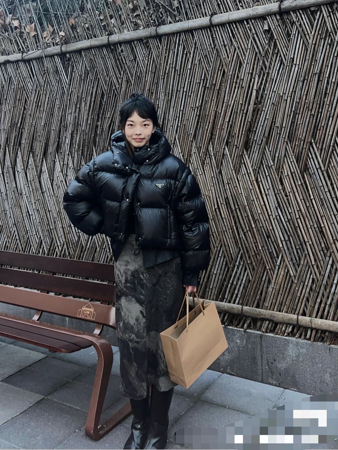 Guangzhou high-end Prada hooded down jacket. Short-cut design with detachable sleeves, can be worn as a vest. 90% white duck down for warmth. Features enamel metal triangle logo. Colors: black/white. Sizes: SML.-Big cat