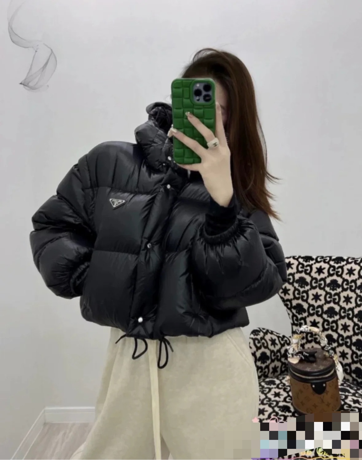 Guangzhou high-end Prada hooded down jacket. Short-cut design with detachable sleeves, can be worn as a vest. 90% white duck down for warmth. Features enamel metal triangle logo. Colors: black/white. Sizes: SML.-Big cat