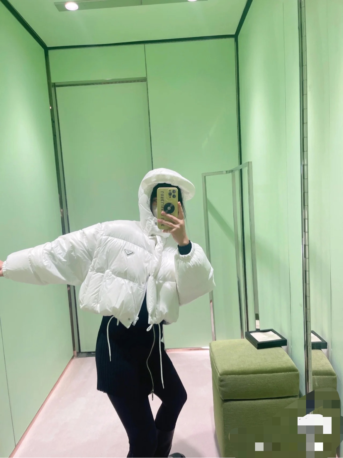 Guangzhou high-end Prada hooded down jacket. Short-cut design with detachable sleeves, can be worn as a vest. 90% white duck down for warmth. Features enamel metal triangle logo. Colors: black/white. Sizes: SML.-Big cat