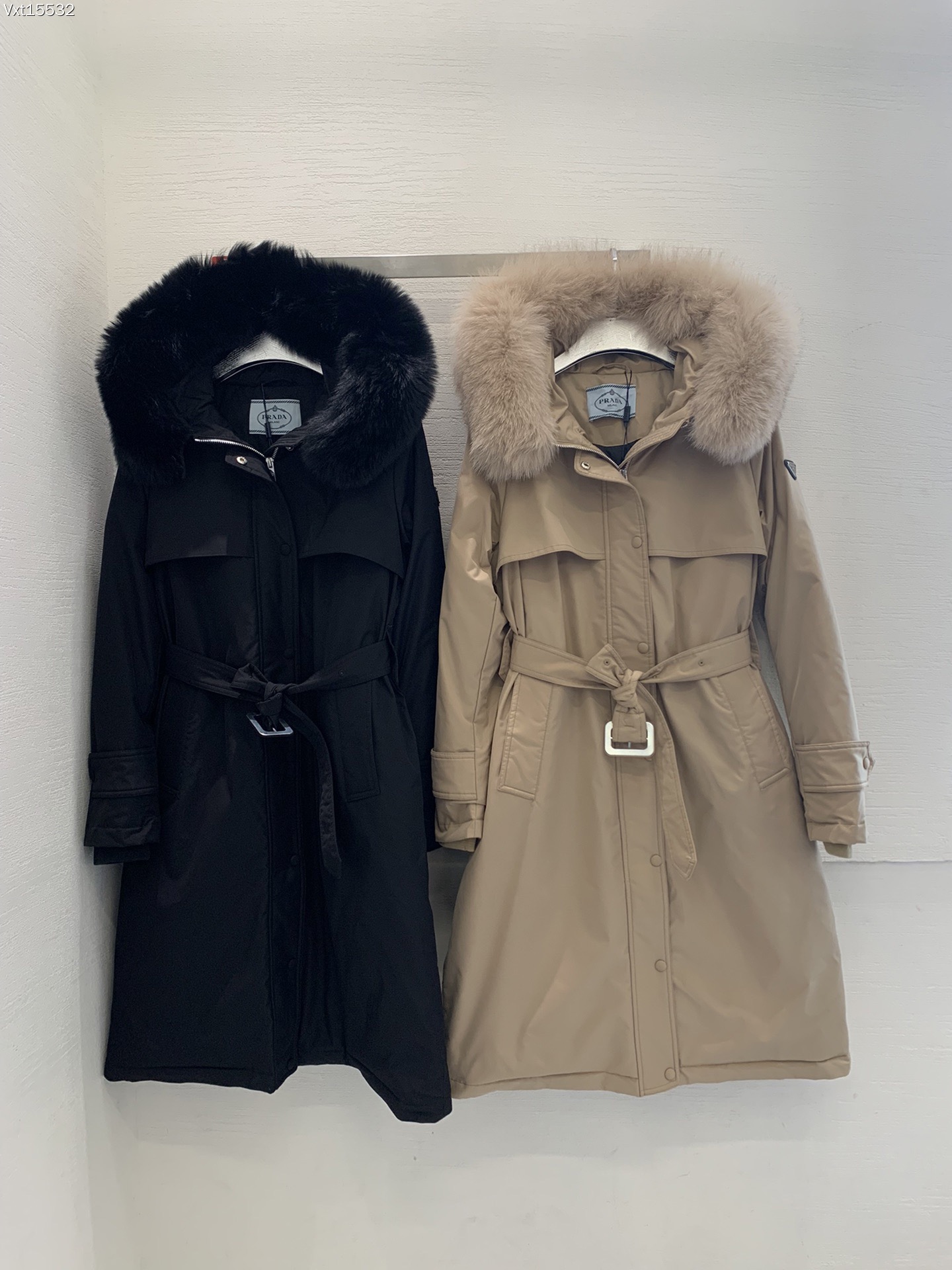 Guangzhou high-grade Prada 90% white goose down coat with large fox fur collar. Black and beige, sizes 38-44.-Big cat