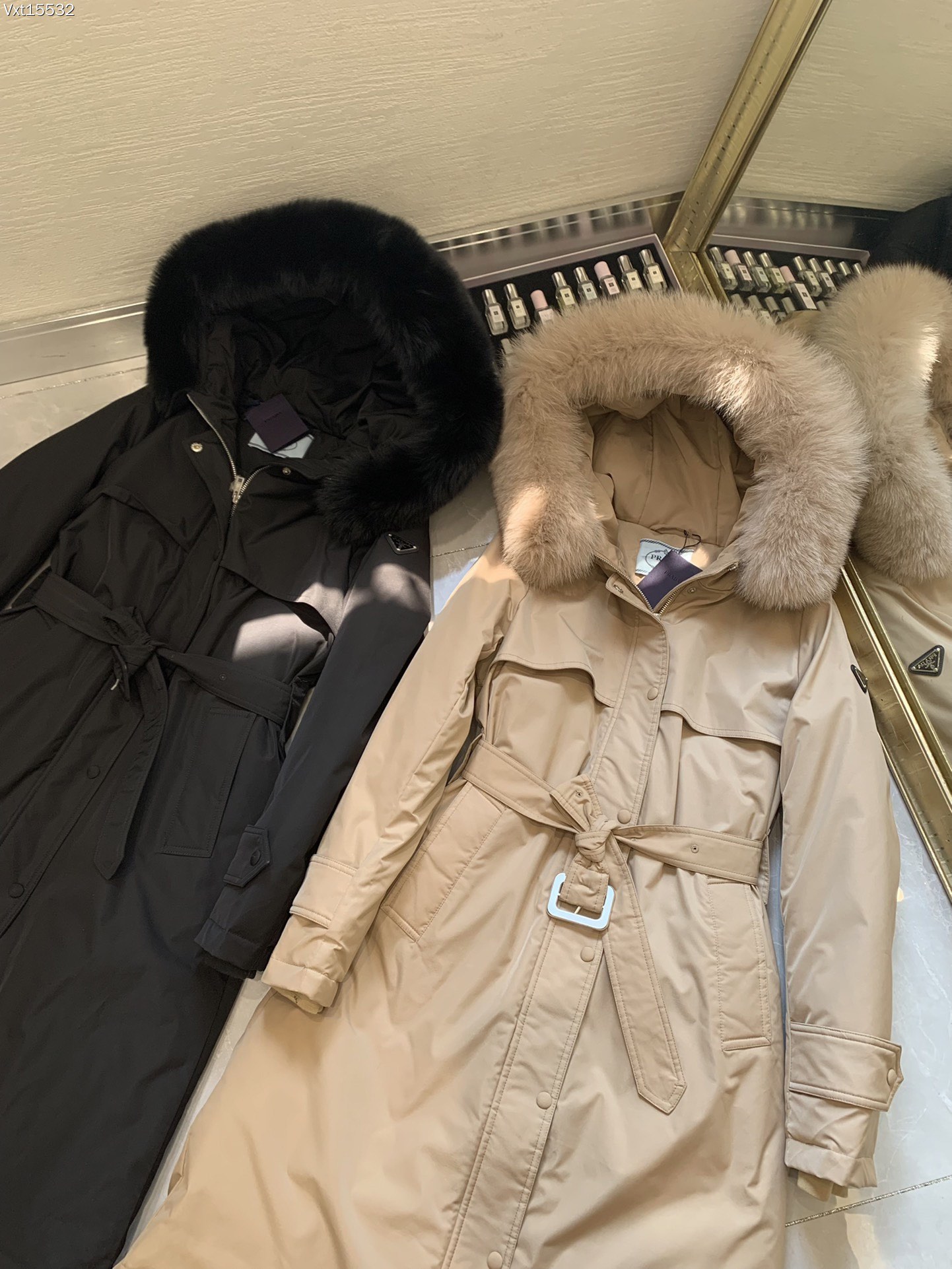 Guangzhou high-grade Prada 90% white goose down coat with large fox fur collar. Black and beige, sizes 38-44.-Big cat