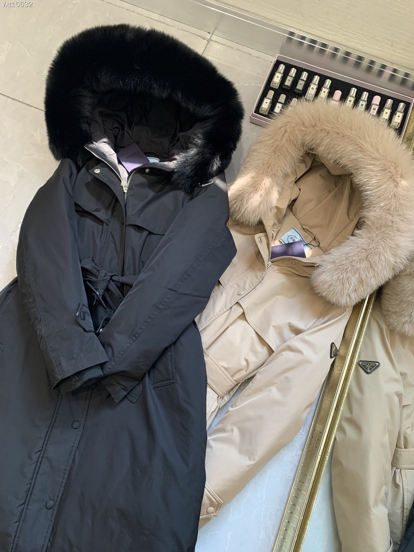 Guangzhou high-grade Prada 90% white goose down coat with large fox fur collar. Black and beige, sizes 38-44.-Big cat