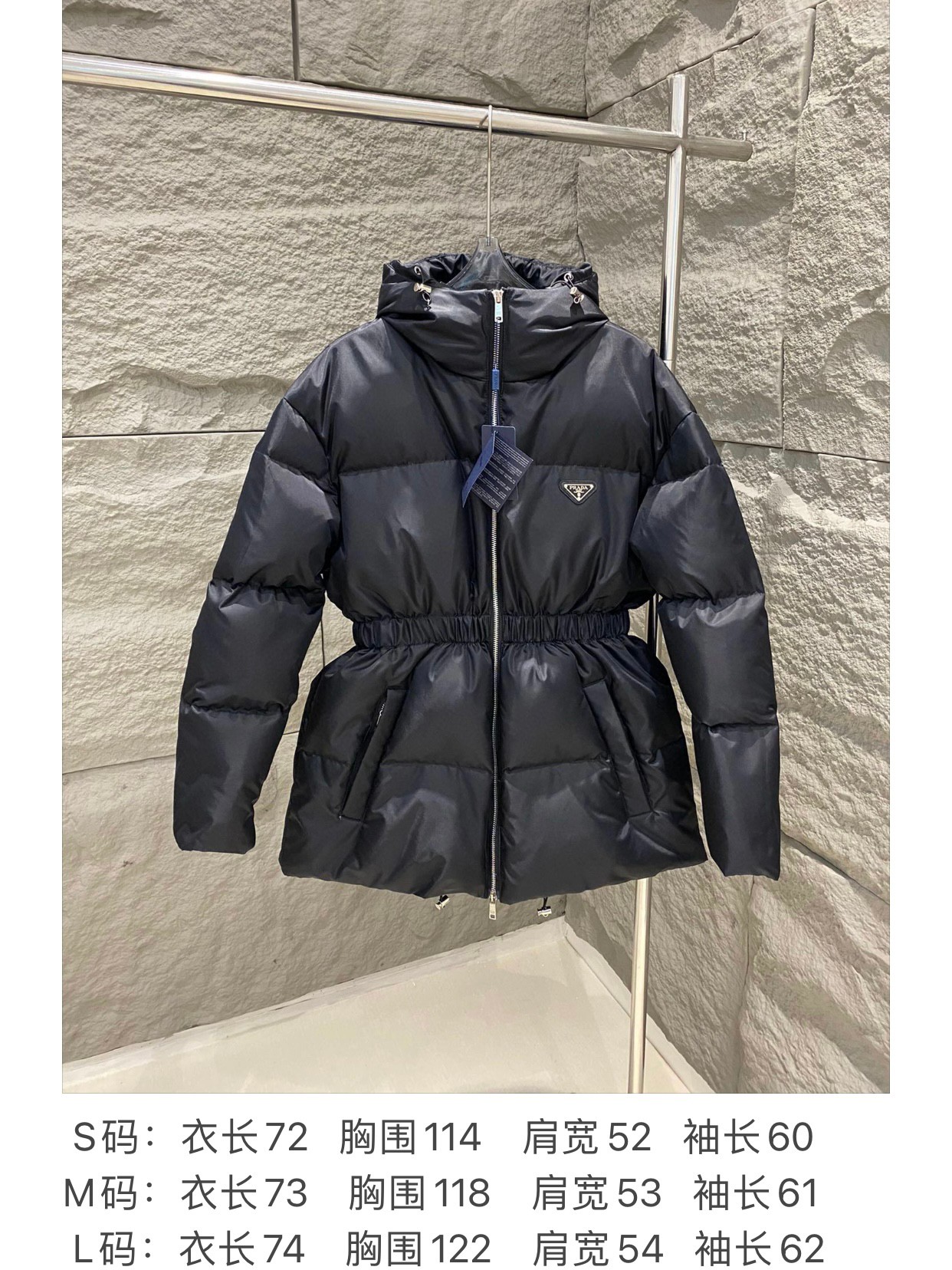 Guangzhou high-end Prada new ant-waist down jacket. This season's hit, with contour and high waist design for a flattering fit. Classic enamel triangle logo, straight cuffs, minimalist style. Sizes: S/M/L-Big cat