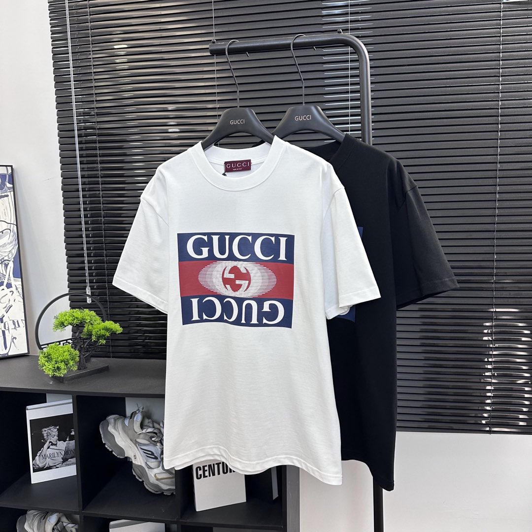 Camiseta de manga corta Gucci con letras enmarcadas estampadas al frente. Tejido: algodón peinado de doble hebra de 320…