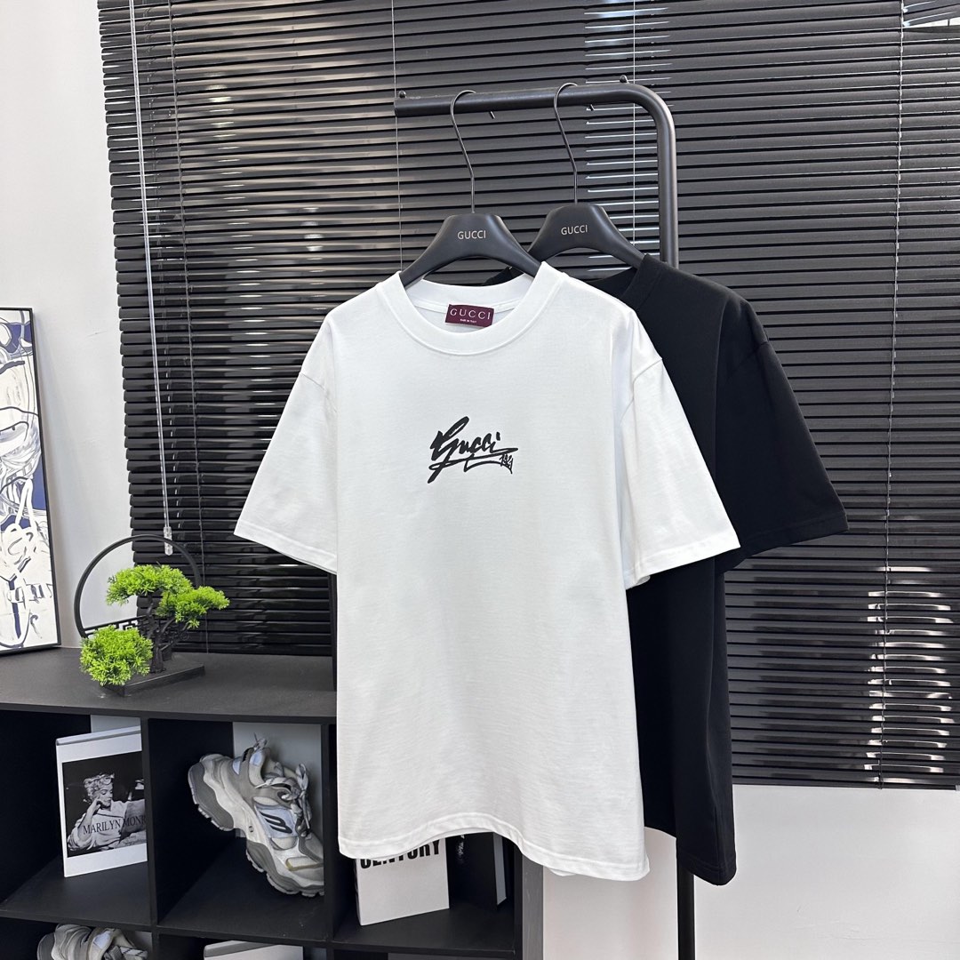 Gucci  💰90

款号：G903#古驰草写字体字母前印花短袖

面料- 采用320克双股精梳棉面料.索罗纳螺纹订织订染国标一级面料

工艺：采用美国上市公司（康郦）印花机器全球纺织品数码印花市场领导者。美国进口杜邦（Du💰ont）水墨染料具有出色的遮盖性，耐撕扯搓洗，不掉色，透气性好等特点。

辅料：官网原版三标品牌袋子满印logo防潮纸合格证等最新辅料系列

尺码：XS S M L

颜色：黑色 白色