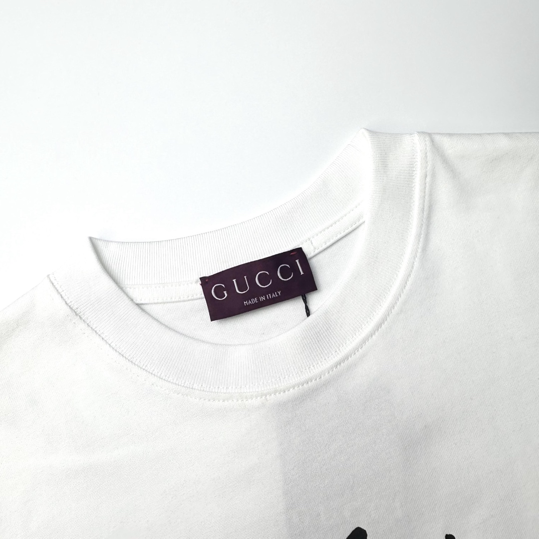 Gucci  💰90

款号：G903#古驰草写字体字母前印花短袖

面料- 采用320克双股精梳棉面料.索罗纳螺纹订织订染国标一级面料

工艺：采用美国上市公司（康郦）印花机器全球纺织品数码印花市场领导者。美国进口杜邦（Du💰ont）水墨染料具有出色的遮盖性，耐撕扯搓洗，不掉色，透气性好等特点。

辅料：官网原版三标品牌袋子满印logo防潮纸合格证等最新辅料系列

尺码：XS S M L

颜色：黑色 白色