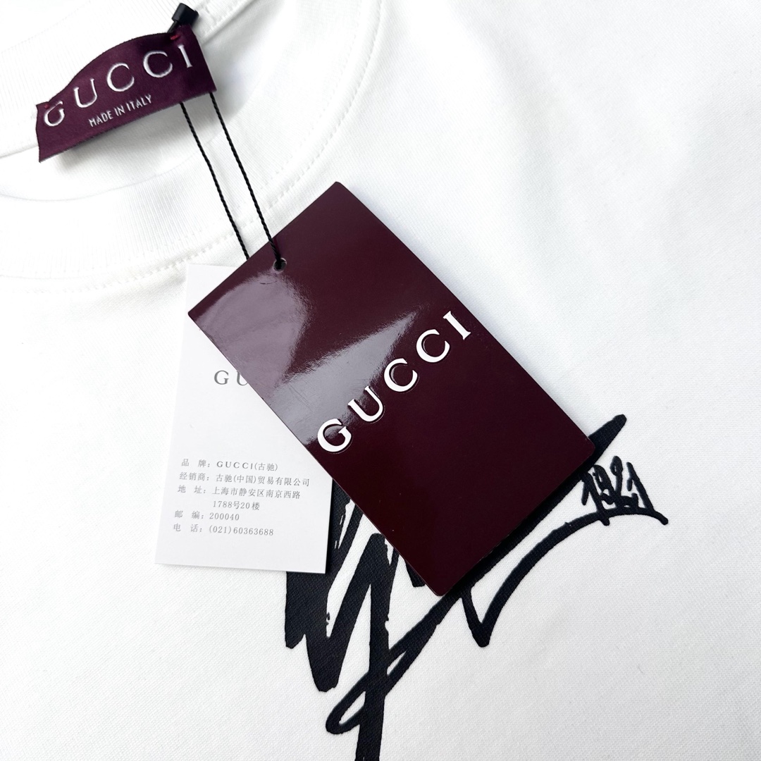 Gucci  💰90

款号：G903#古驰草写字体字母前印花短袖

面料- 采用320克双股精梳棉面料.索罗纳螺纹订织订染国标一级面料

工艺：采用美国上市公司（康郦）印花机器全球纺织品数码印花市场领导者。美国进口杜邦（Du💰ont）水墨染料具有出色的遮盖性，耐撕扯搓洗，不掉色，透气性好等特点。

辅料：官网原版三标品牌袋子满印logo防潮纸合格证等最新辅料系列

尺码：XS S M L

颜色：黑色 白色