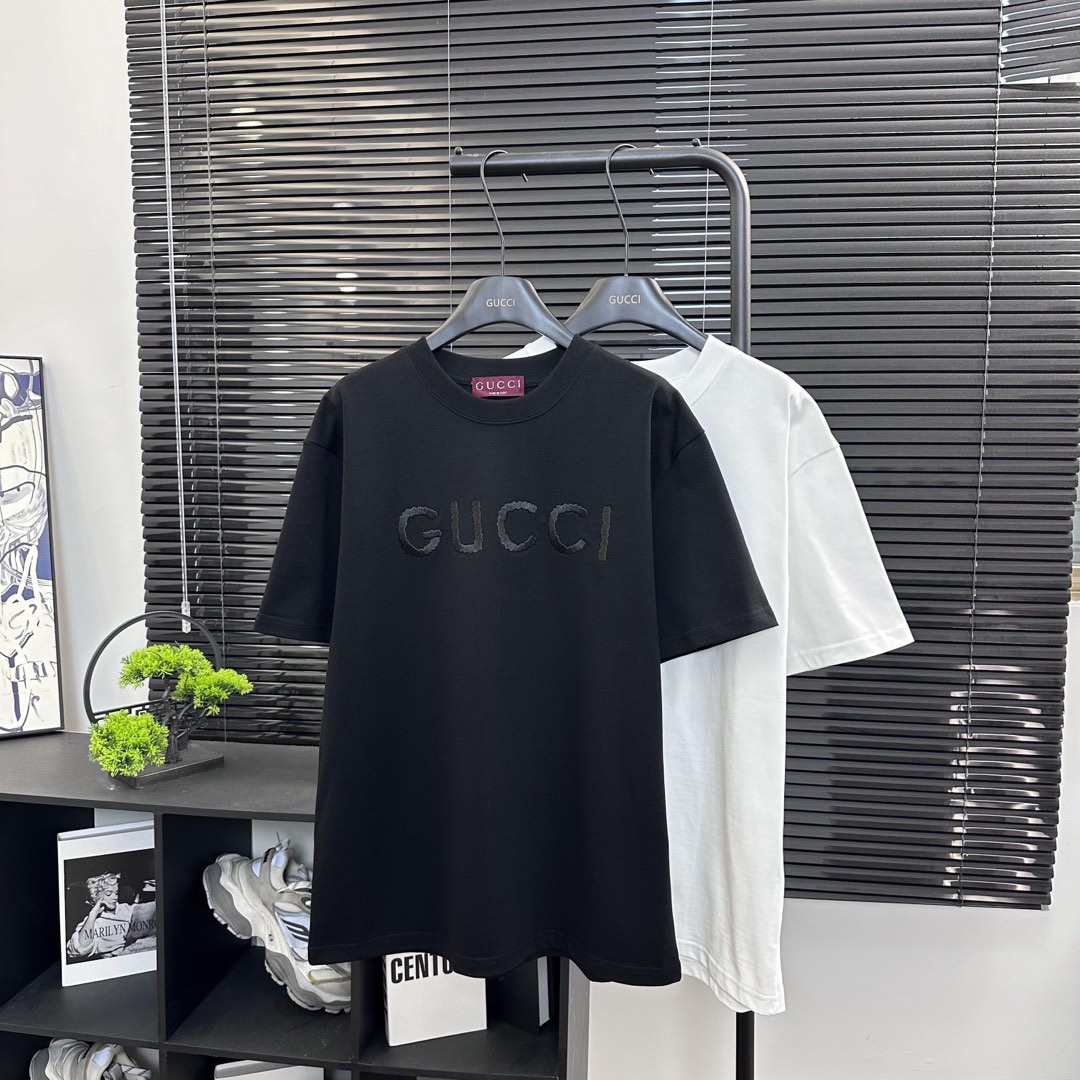 Camiseta de manga corta Gucci #con letras bordadas. Tejido: algodón peinado de doble hebra de 320 g. Cuello acanalado S…