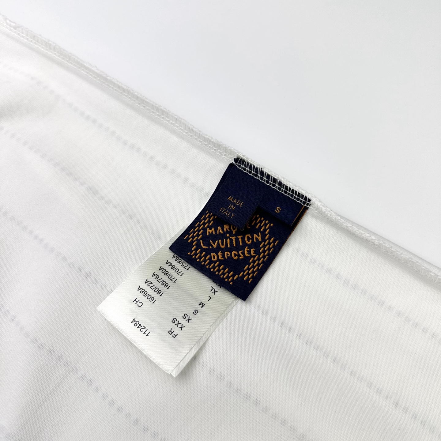 Louis Vuitton 

款号L813#路易威登官网新款全身烫钻字母短袖

面料- 采用320克双