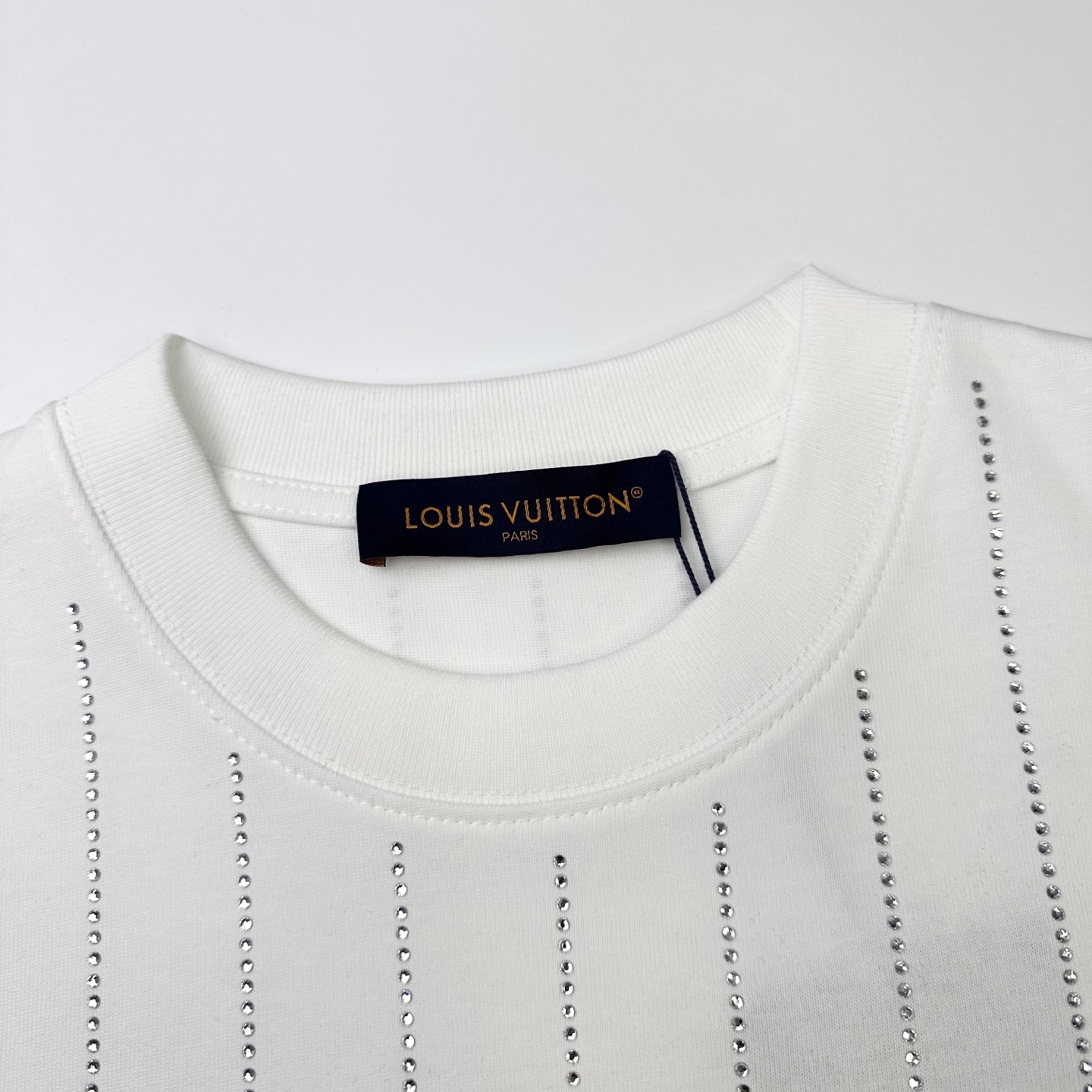 Louis Vuitton 

款号L813#路易威登官网新款全身烫钻字母短袖

面料- 采用320克双