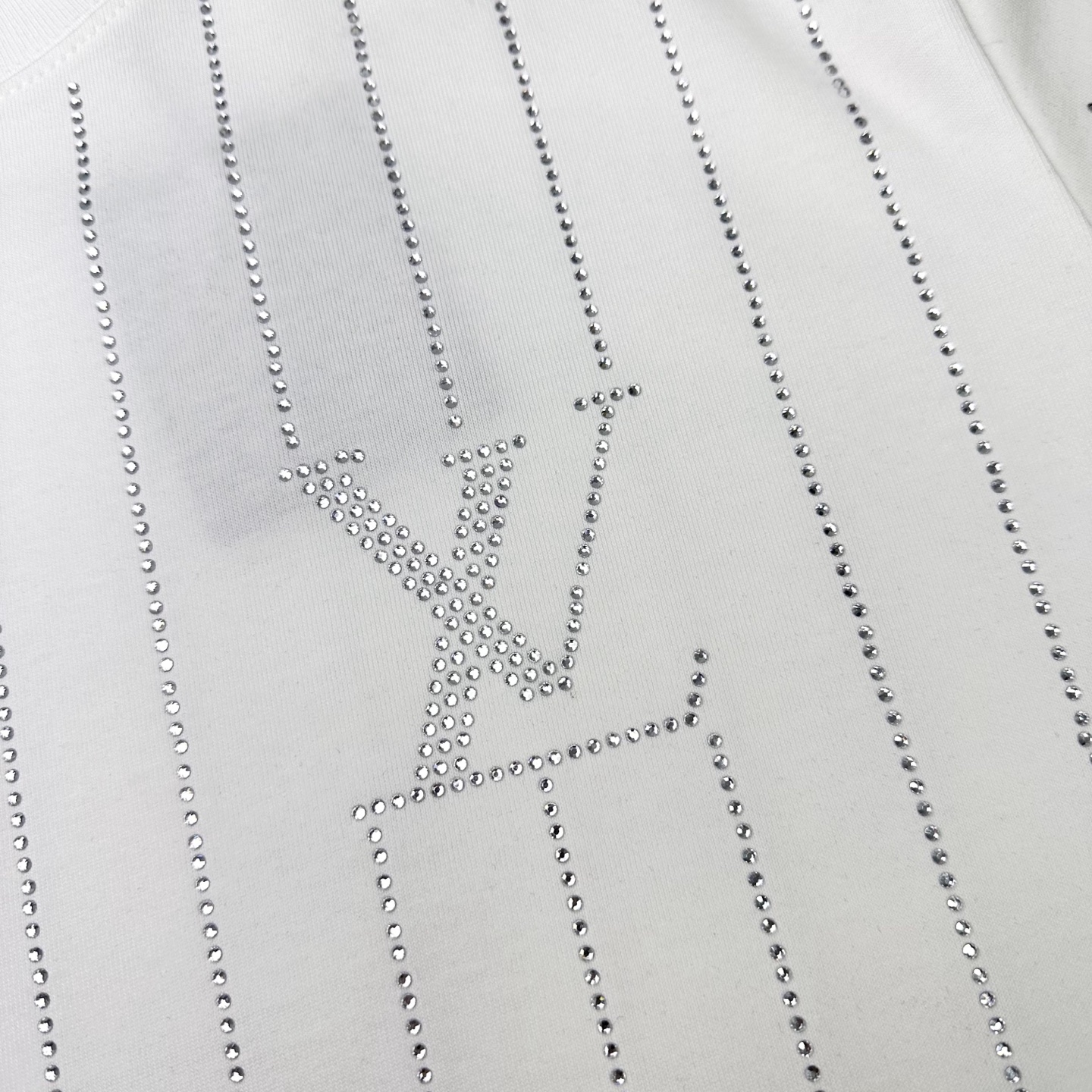 Louis Vuitton 

款号L813#路易威登官网新款全身烫钻字母短袖

面料- 采用320克双