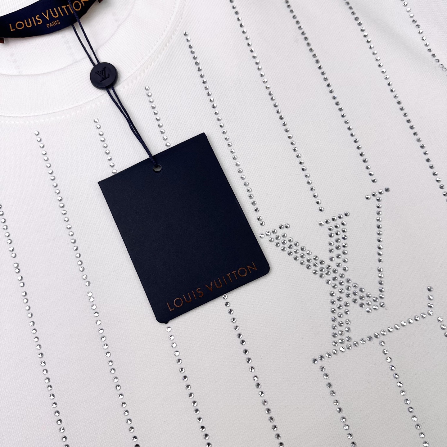 Louis Vuitton 

款号L813#路易威登官网新款全身烫钻字母短袖

面料- 采用320克双
