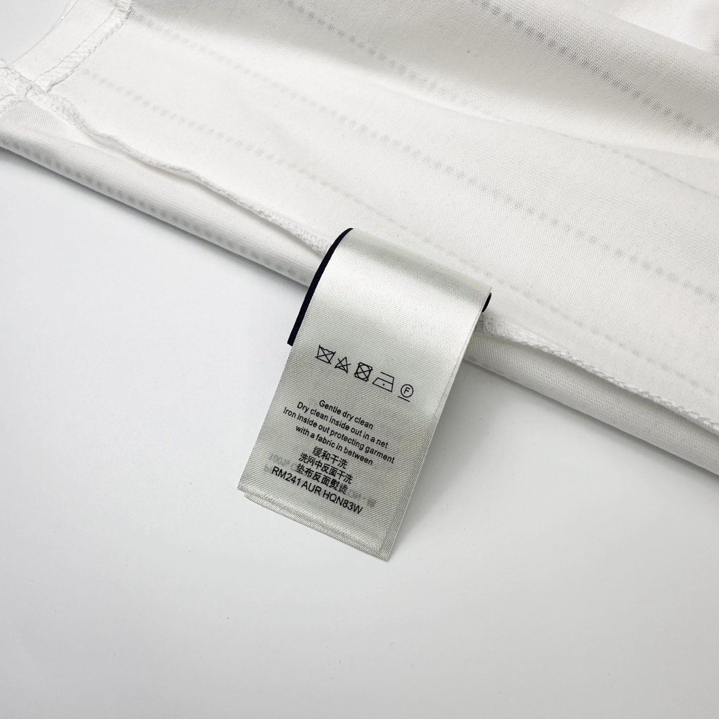 Louis Vuitton 

款号L813#路易威登官网新款全身烫钻字母短袖

面料- 采用320克双