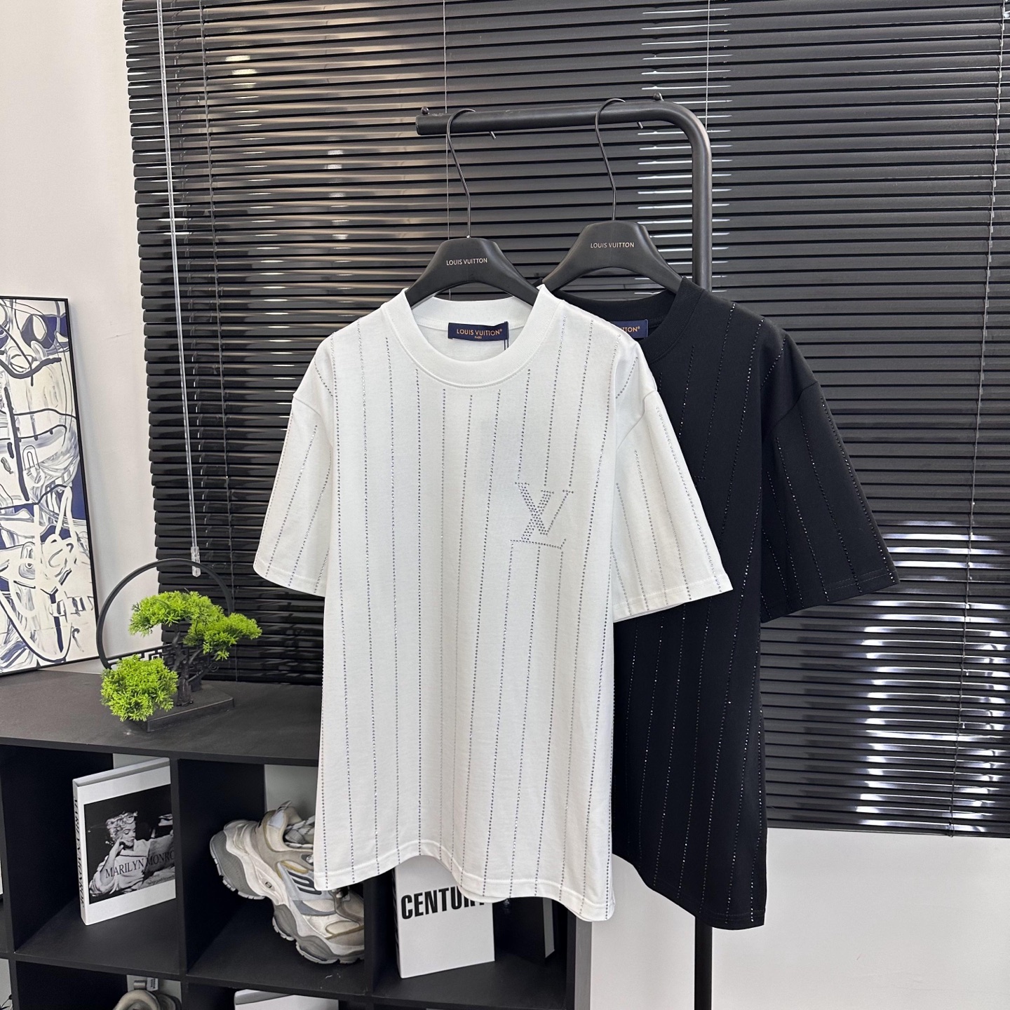 Louis Vuitton 

款号L813#路易威登官网新款全身烫钻字母短袖

面料- 采用320克双