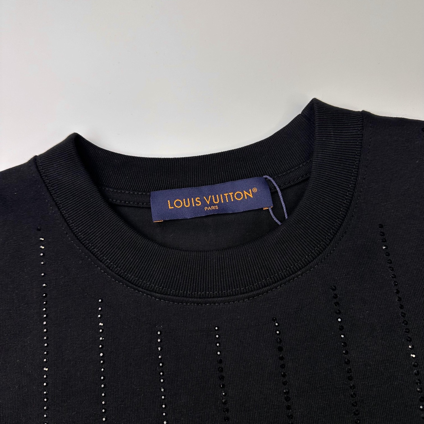 Louis Vuitton 

款号L813#路易威登官网新款全身烫钻字母短袖

面料- 采用320克双