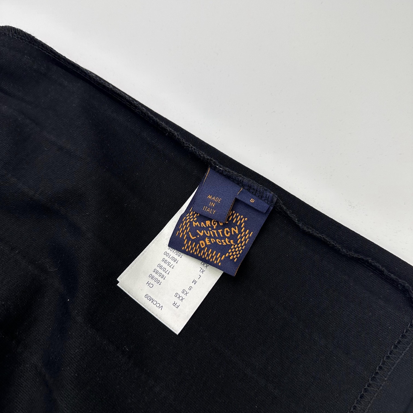 Louis Vuitton 

款号L813#路易威登官网新款全身烫钻字母短袖

面料- 采用320克双