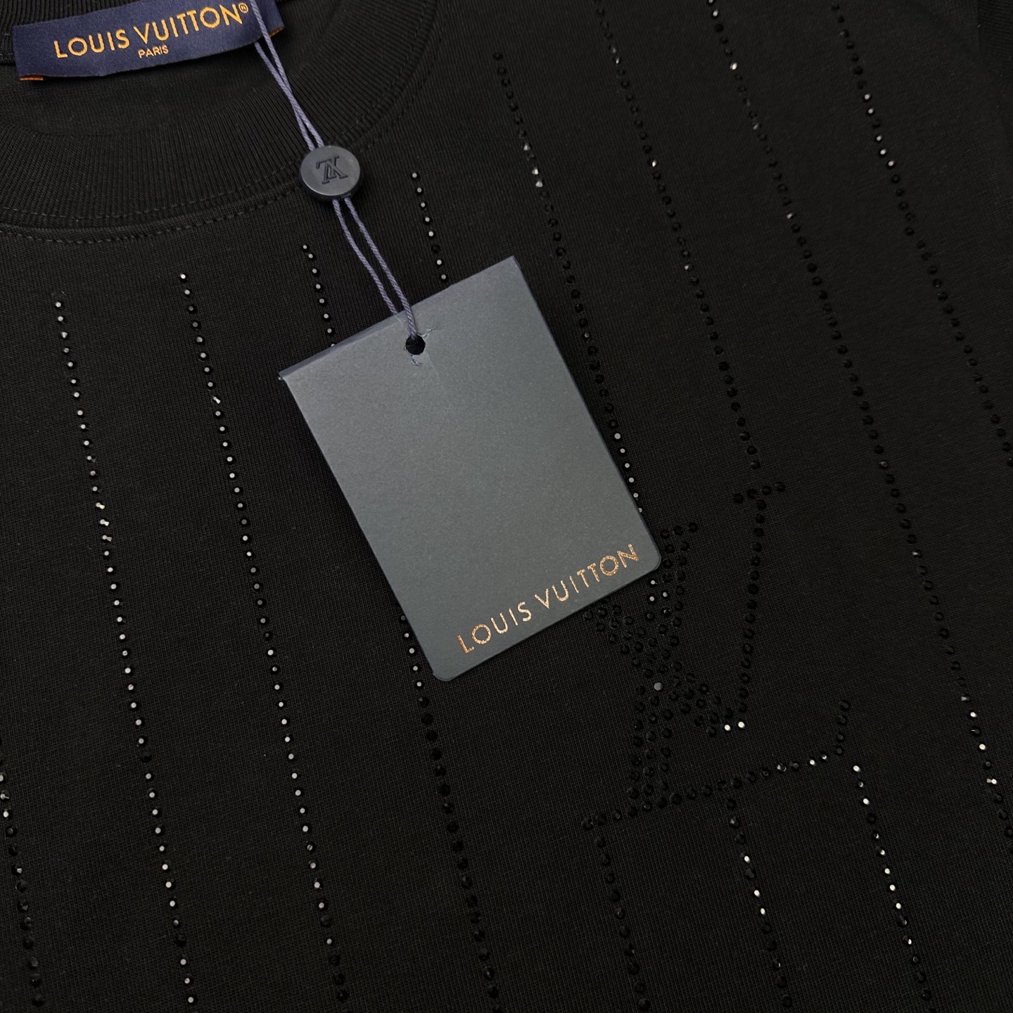 Louis Vuitton 

款号L813#路易威登官网新款全身烫钻字母短袖

面料- 采用320克双