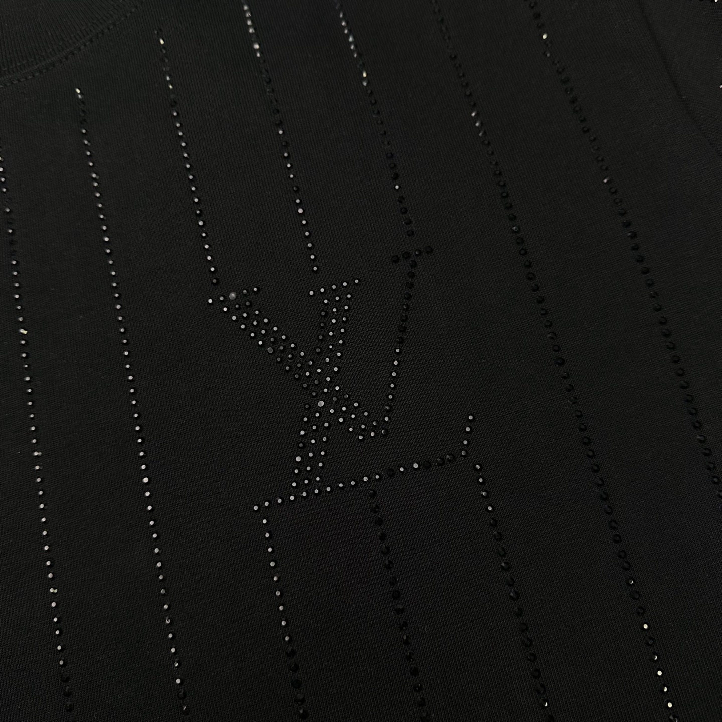 Louis Vuitton 

款号L813#路易威登官网新款全身烫钻字母短袖

面料- 采用320克双