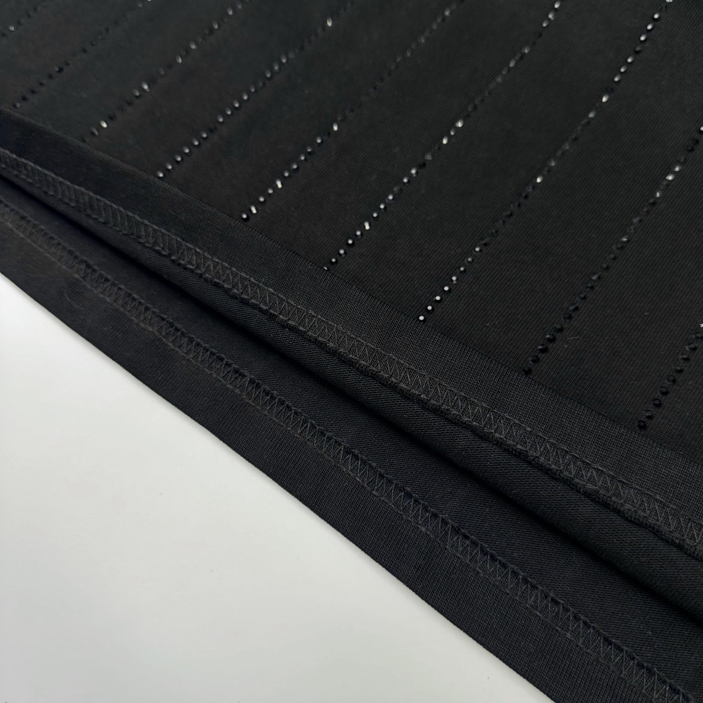 Louis Vuitton 

款号L813#路易威登官网新款全身烫钻字母短袖

面料- 采用320克双