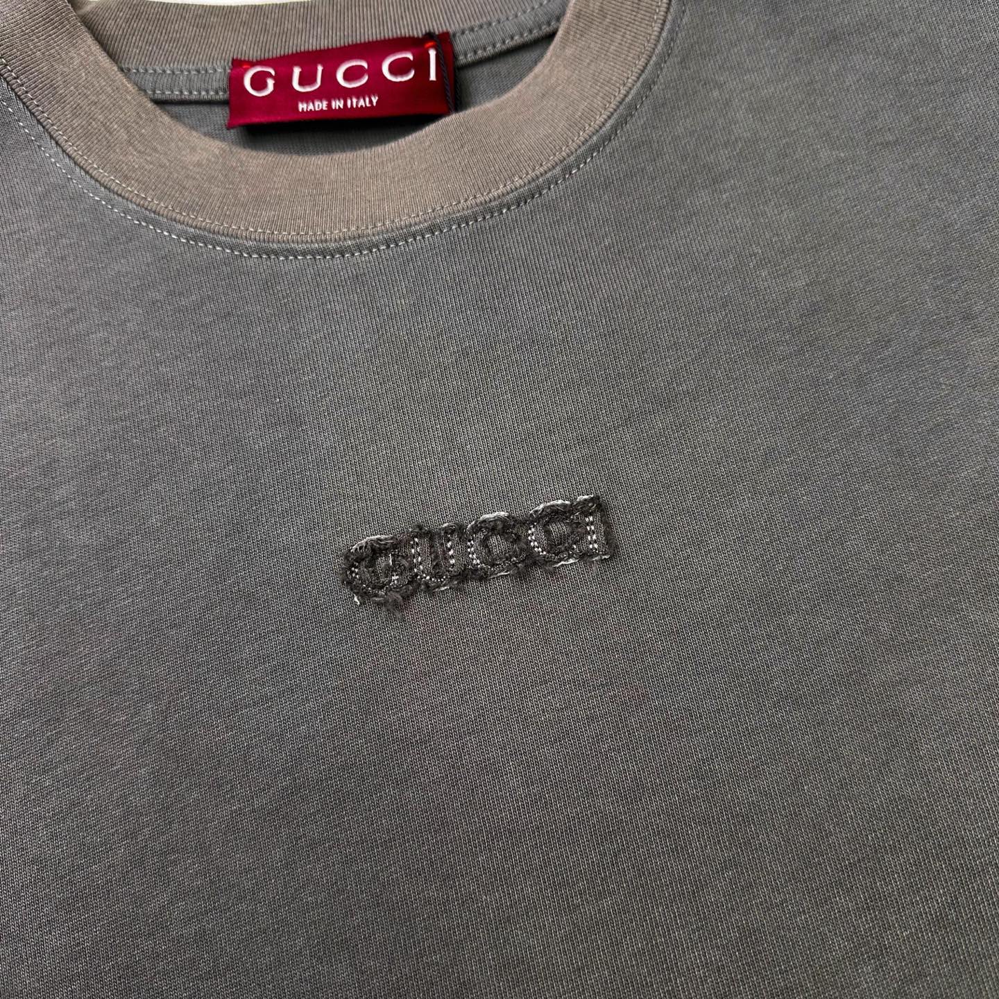 Gucci  

款号：G917#古驰官网新款洗水字母刺绣短袖

面料- 采用320克双股精梳棉面料.索