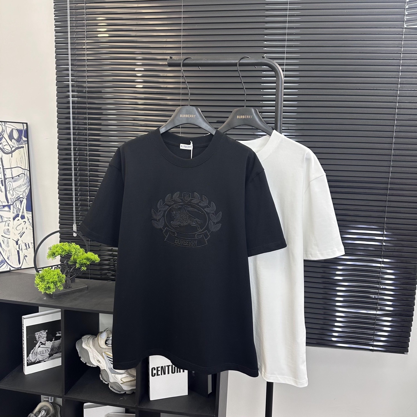 Burberry 

款号：B618#博柏利新款刺绣麦穗战马短袖官网同步

面料- 采用320克双股精梳