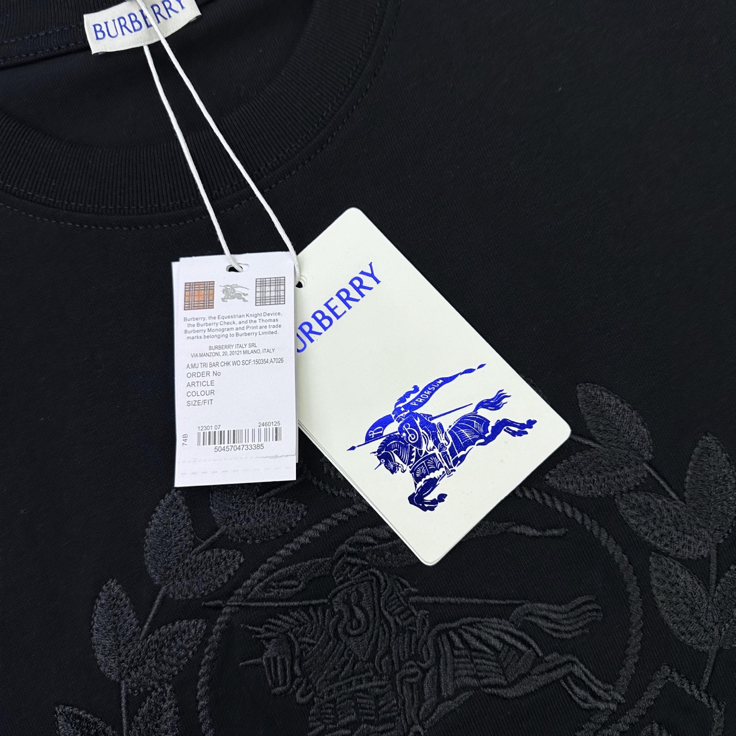 Burberry 

款号：B618#博柏利新款刺绣麦穗战马短袖官网同步

面料- 采用320克双股精梳