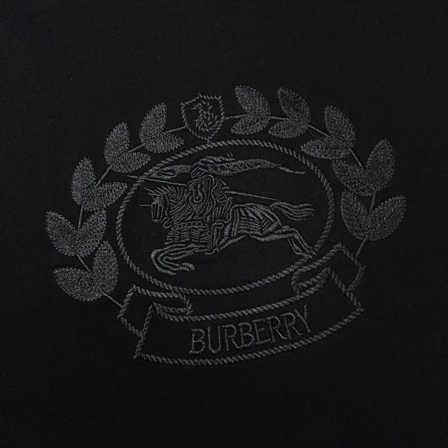 Burberry 

款号：B618#博柏利新款刺绣麦穗战马短袖官网同步

面料- 采用320克双股精梳