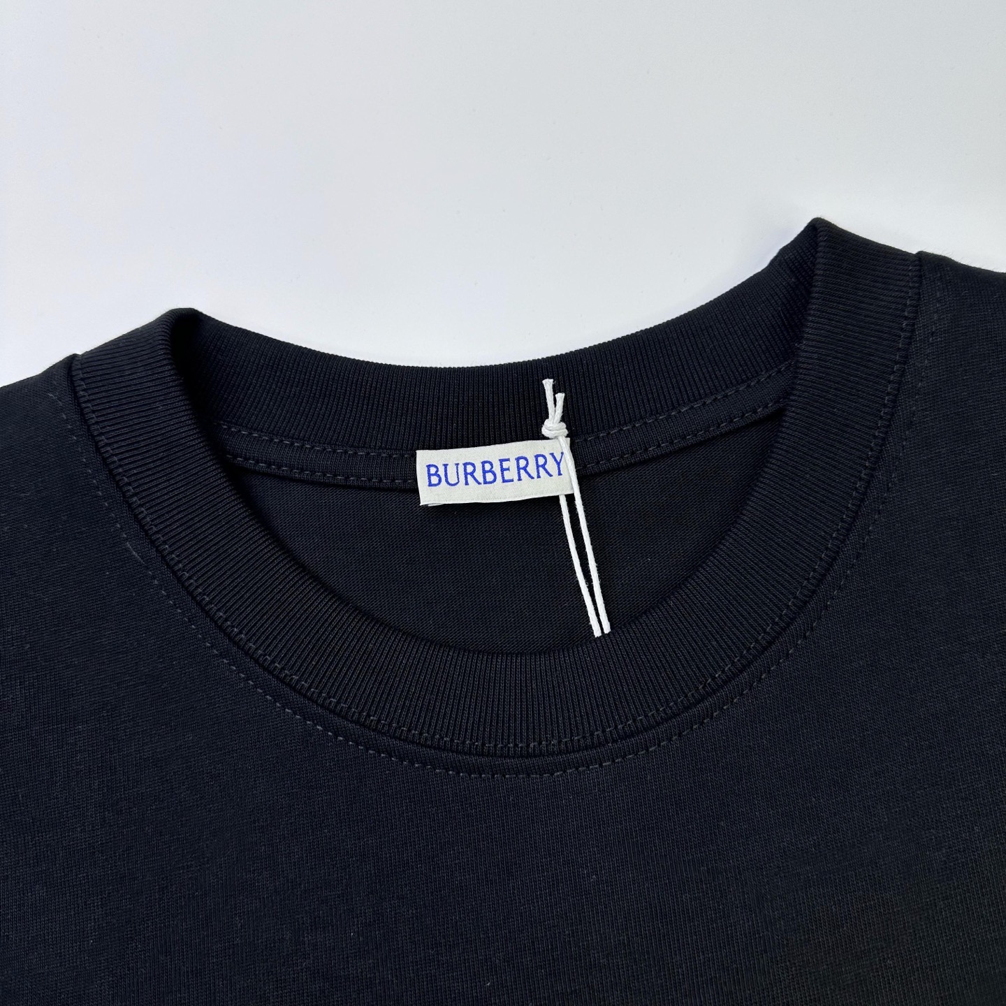 Burberry 

款号：B618#博柏利新款刺绣麦穗战马短袖官网同步

面料- 采用320克双股精梳