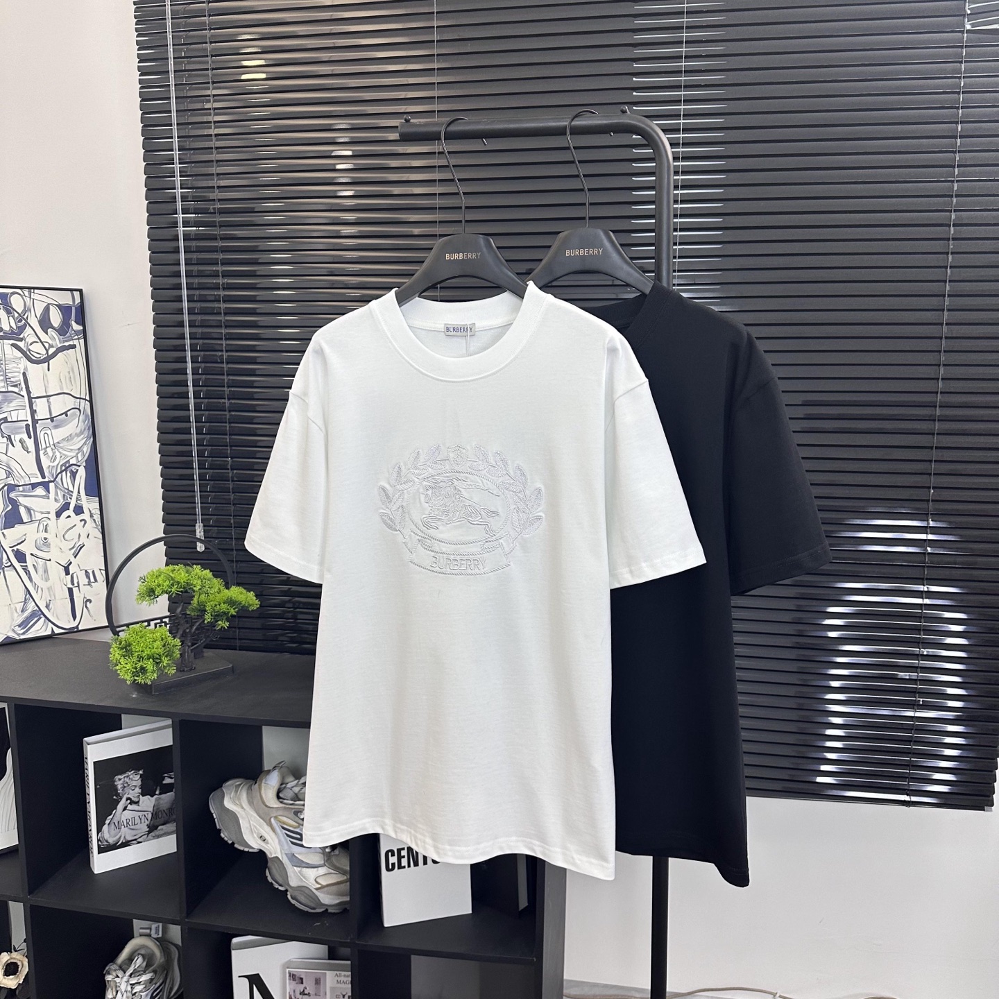 Burberry 

款号：B618#博柏利新款刺绣麦穗战马短袖官网同步

面料- 采用320克双股精梳