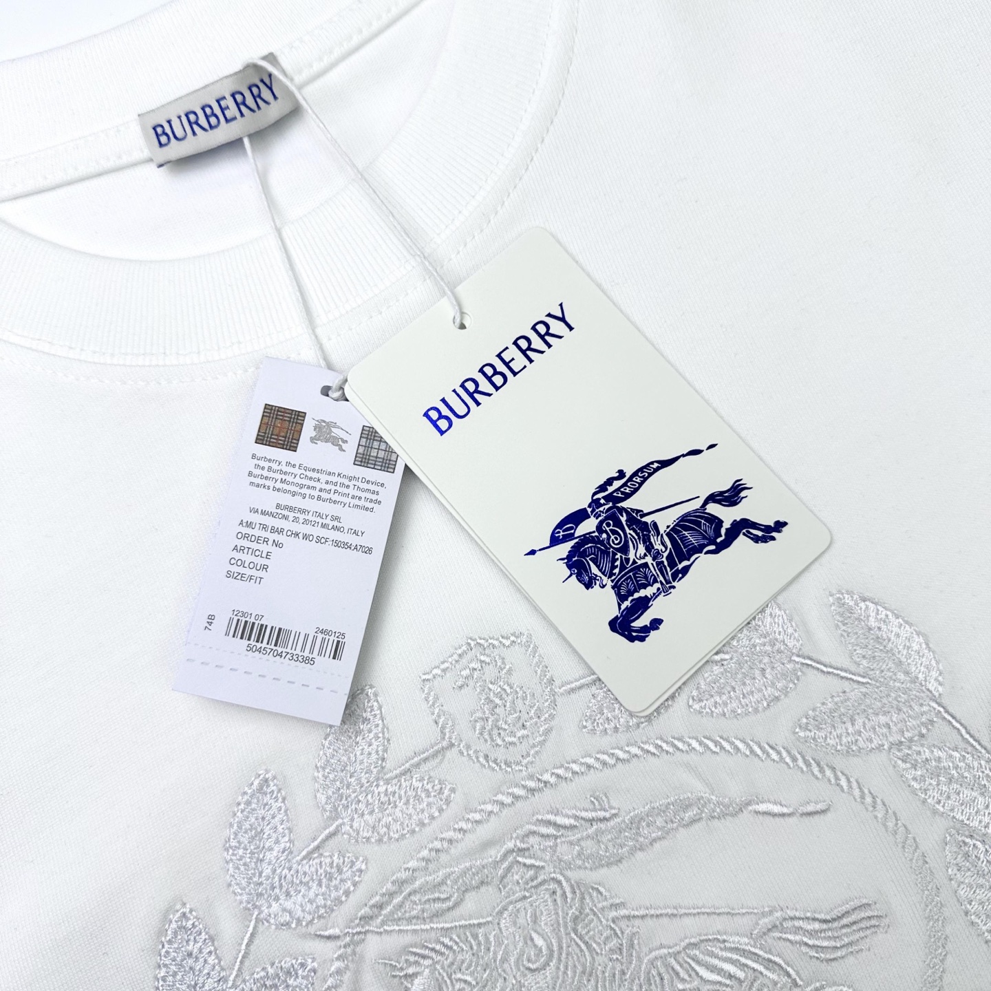 Burberry 

款号：B618#博柏利新款刺绣麦穗战马短袖官网同步

面料- 采用320克双股精梳