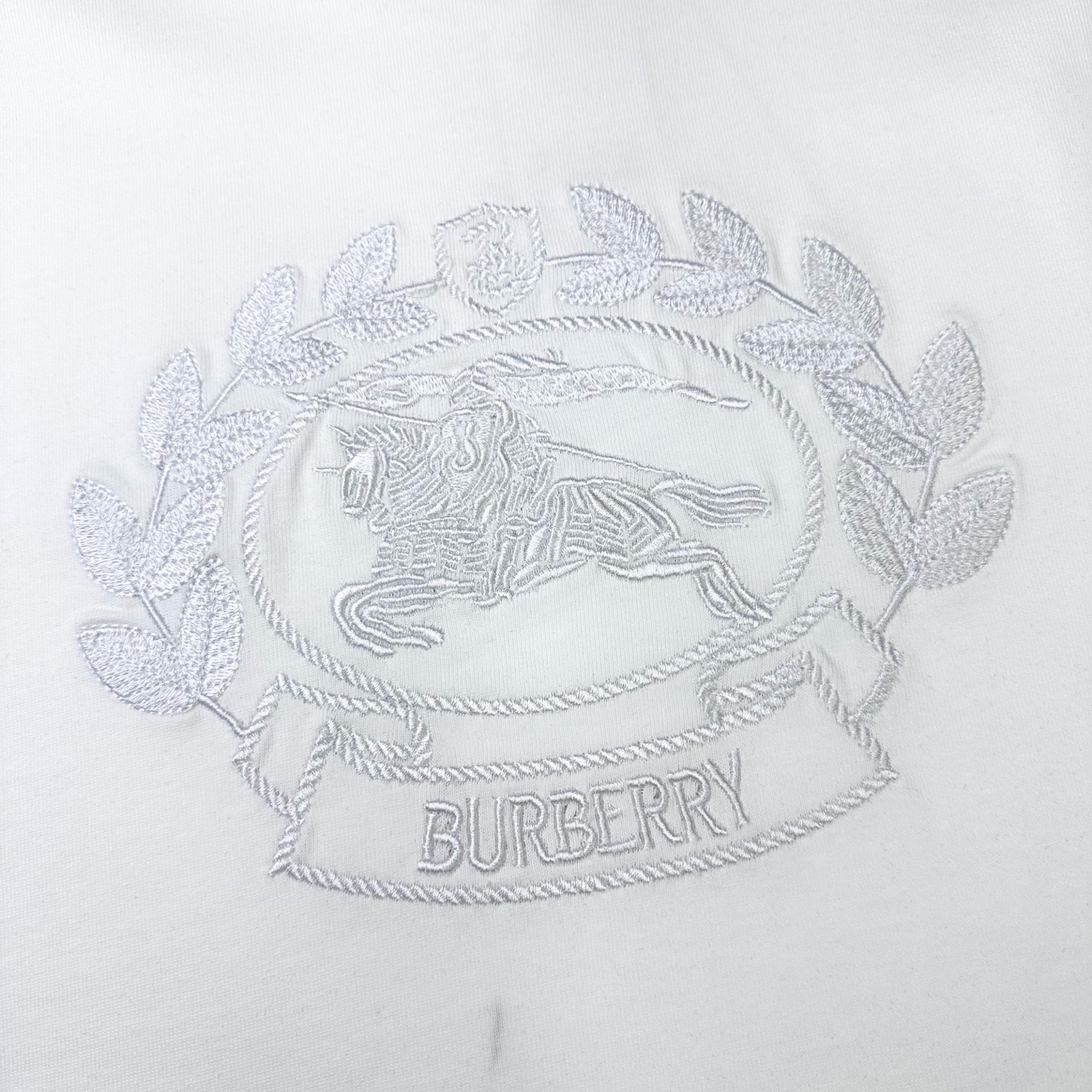 Burberry 

款号：B618#博柏利新款刺绣麦穗战马短袖官网同步

面料- 采用320克双股精梳
