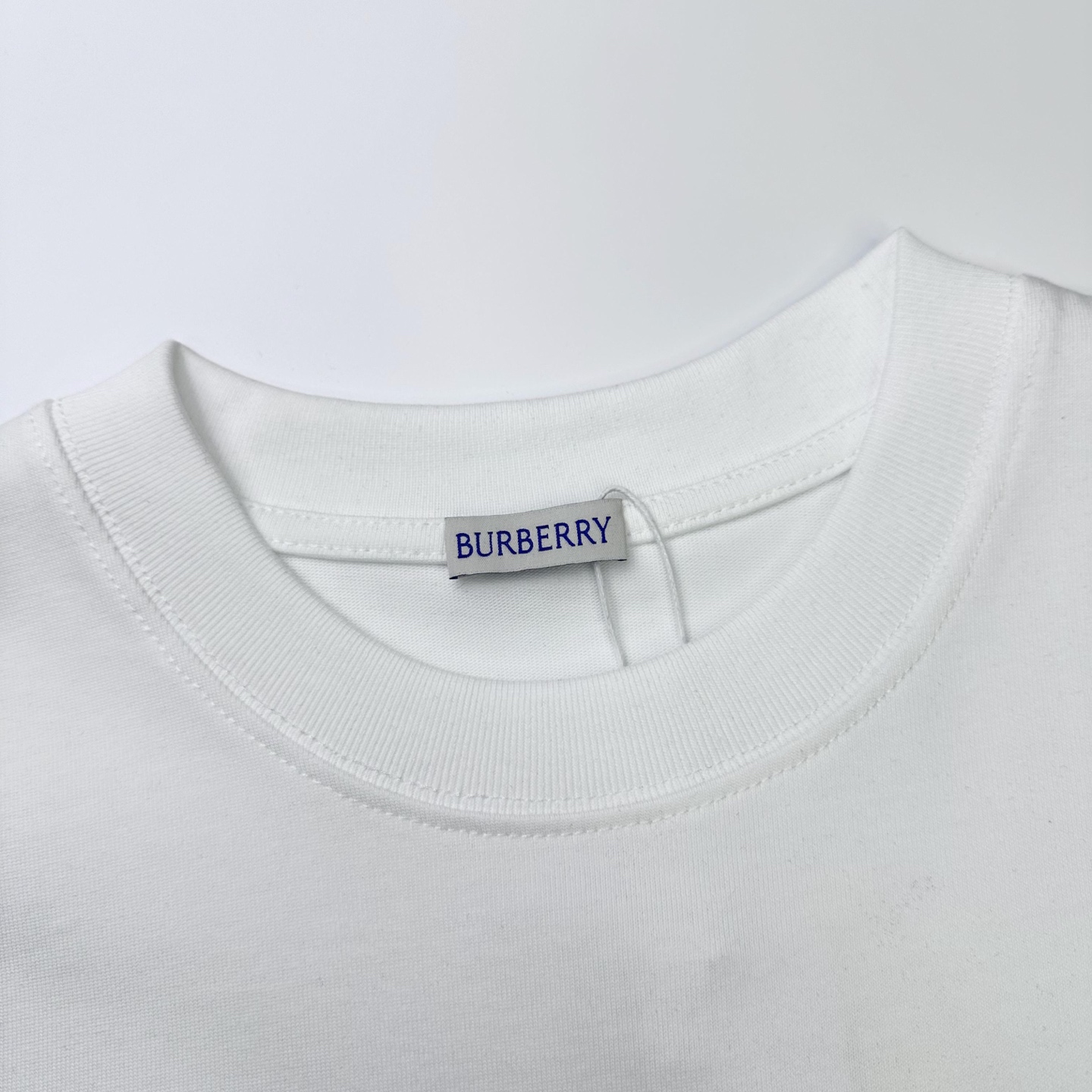 Burberry 

款号：B618#博柏利新款刺绣麦穗战马短袖官网同步

面料- 采用320克双股精梳