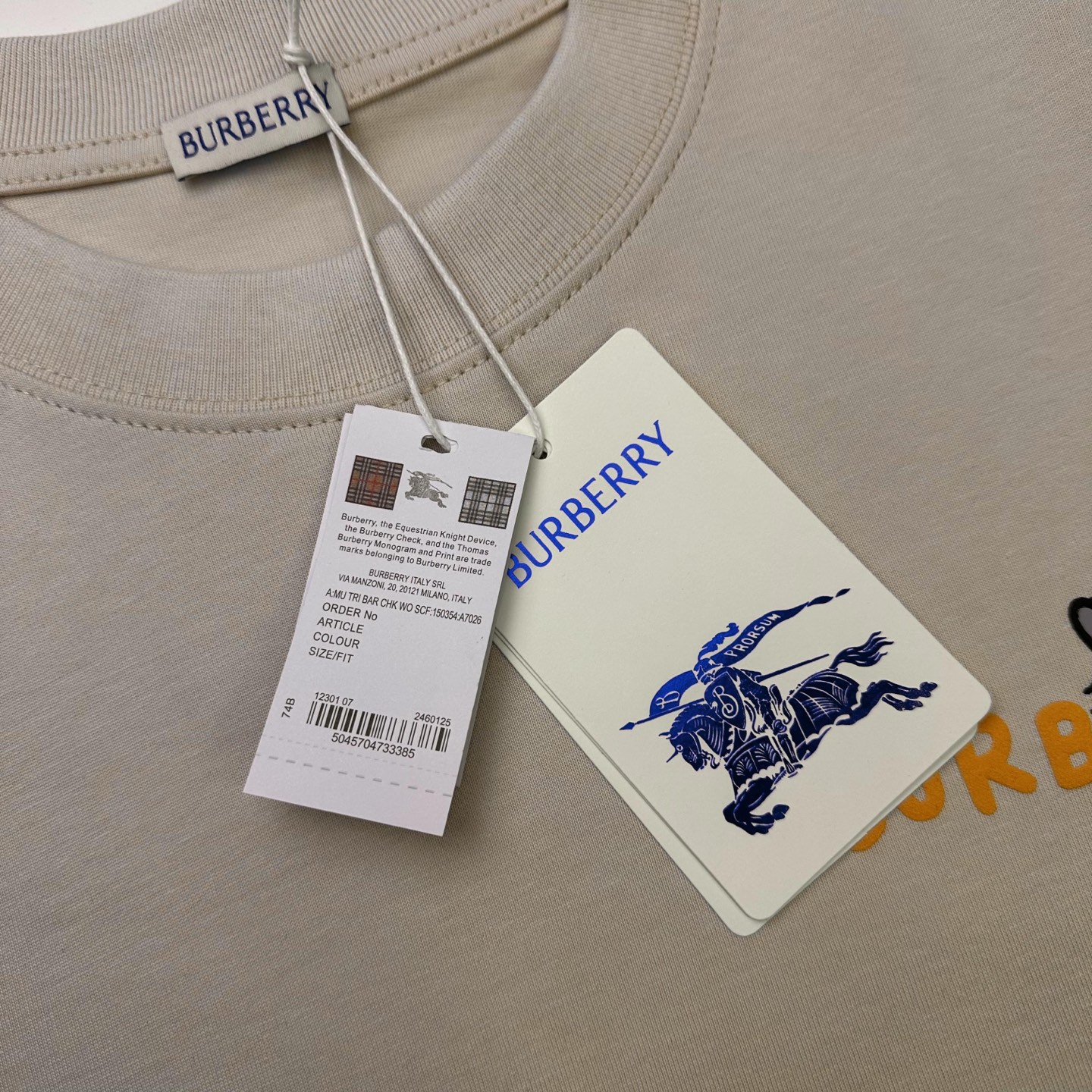 Burberry 

款号：B612#博柏利官网新款蜜蜂发泡印花短袖

面料- 采用320克双股精梳棉面