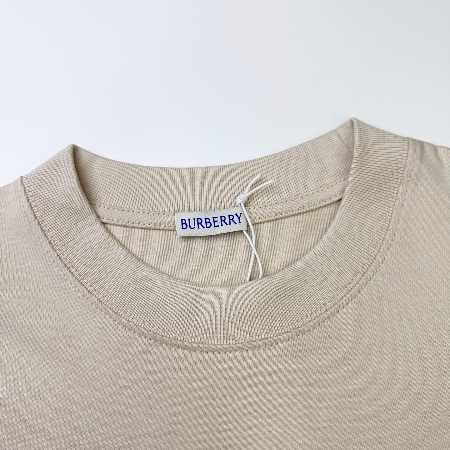 Burberry 

款号：B612#博柏利官网新款蜜蜂发泡印花短袖

面料- 采用320克双股精梳棉面