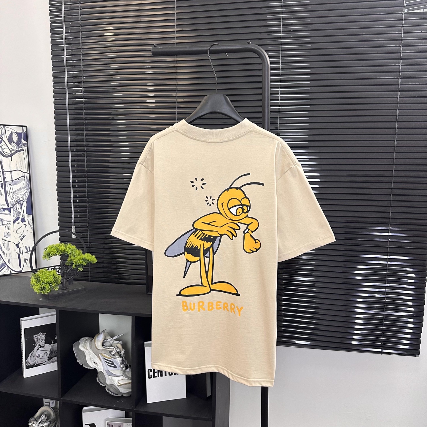 Burberry 

款号：B612#博柏利官网新款蜜蜂发泡印花短袖

面料- 采用320克双股精梳棉面