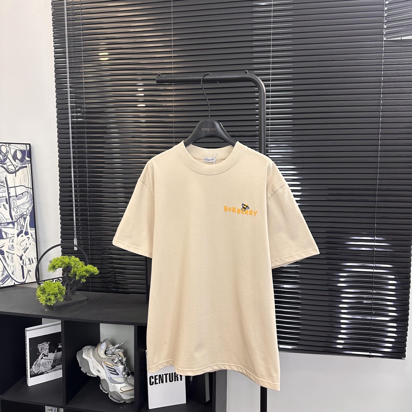 Burberry 

款号：B612#博柏利官网新款蜜蜂发泡印花短袖

面料- 采用320克双股精梳棉面