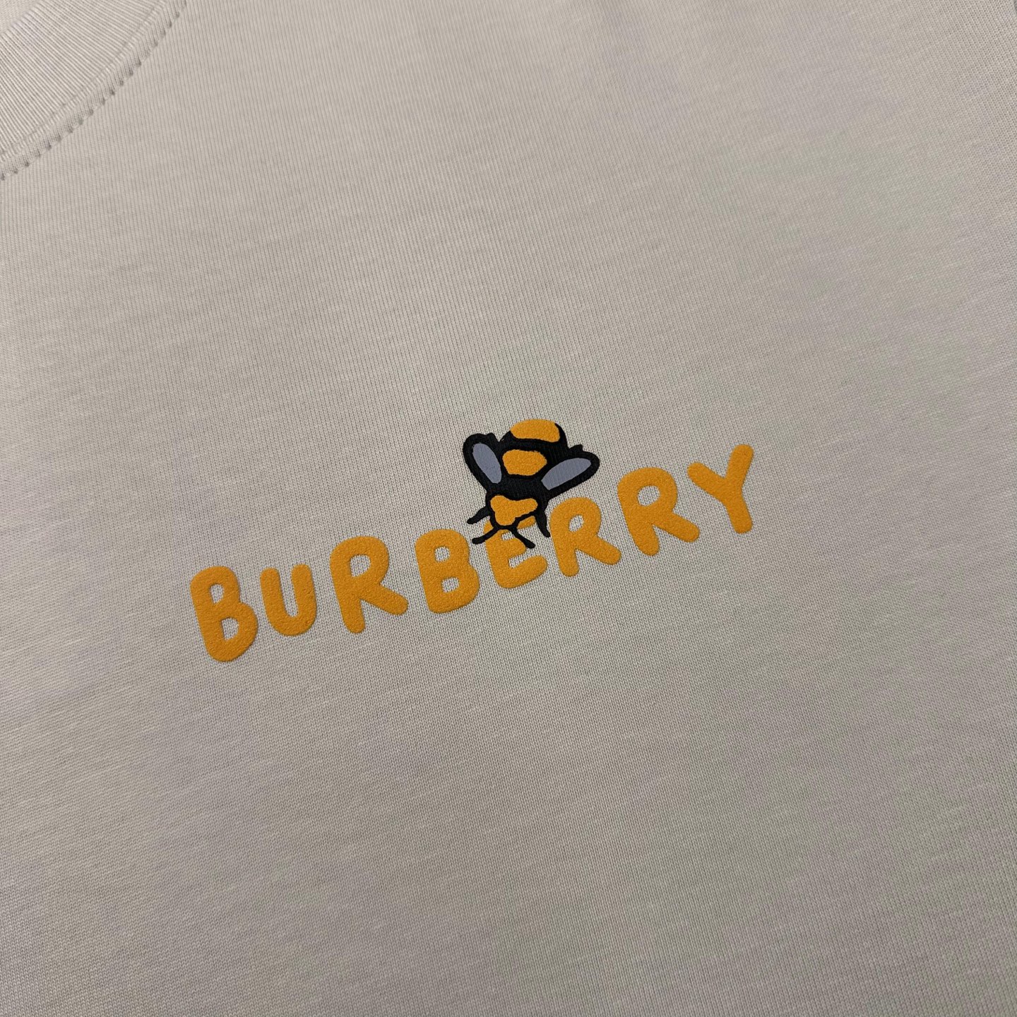 Burberry 

款号：B612#博柏利官网新款蜜蜂发泡印花短袖

面料- 采用320克双股精梳棉面