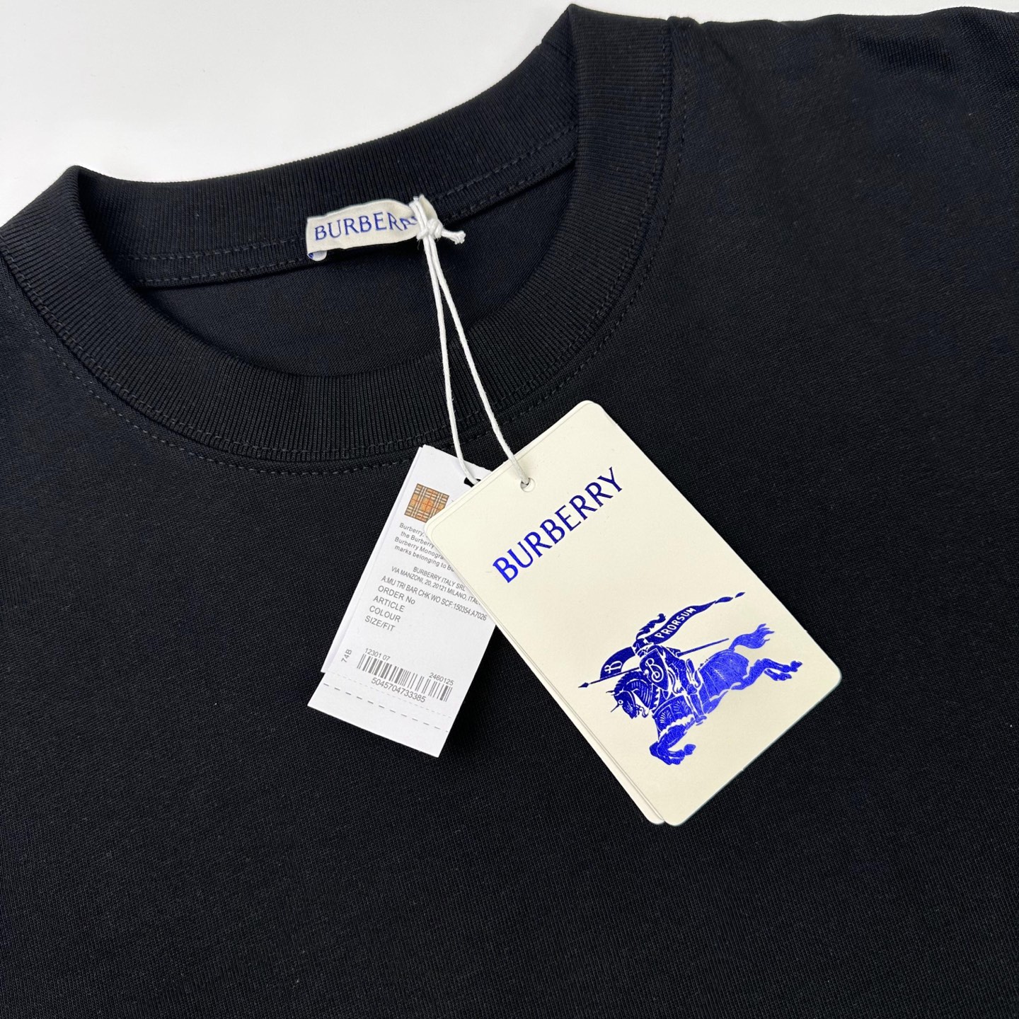 Burberry 

款号：B605#博柏利官网新款战马印花短袖

面料- 采用320克双股精梳棉面料.