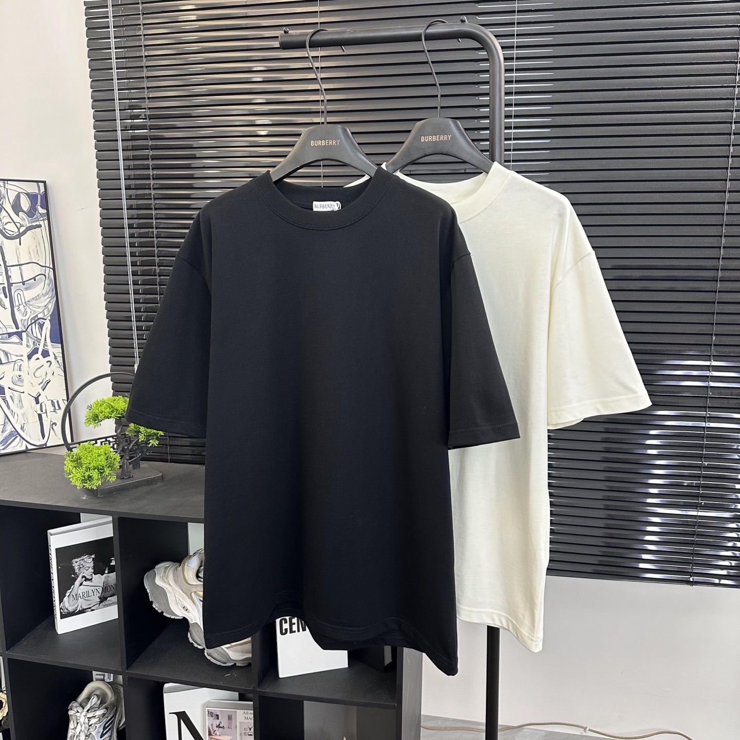 Burberry 

款号：B605#博柏利官网新款战马印花短袖

面料- 采用320克双股精梳棉面料.
