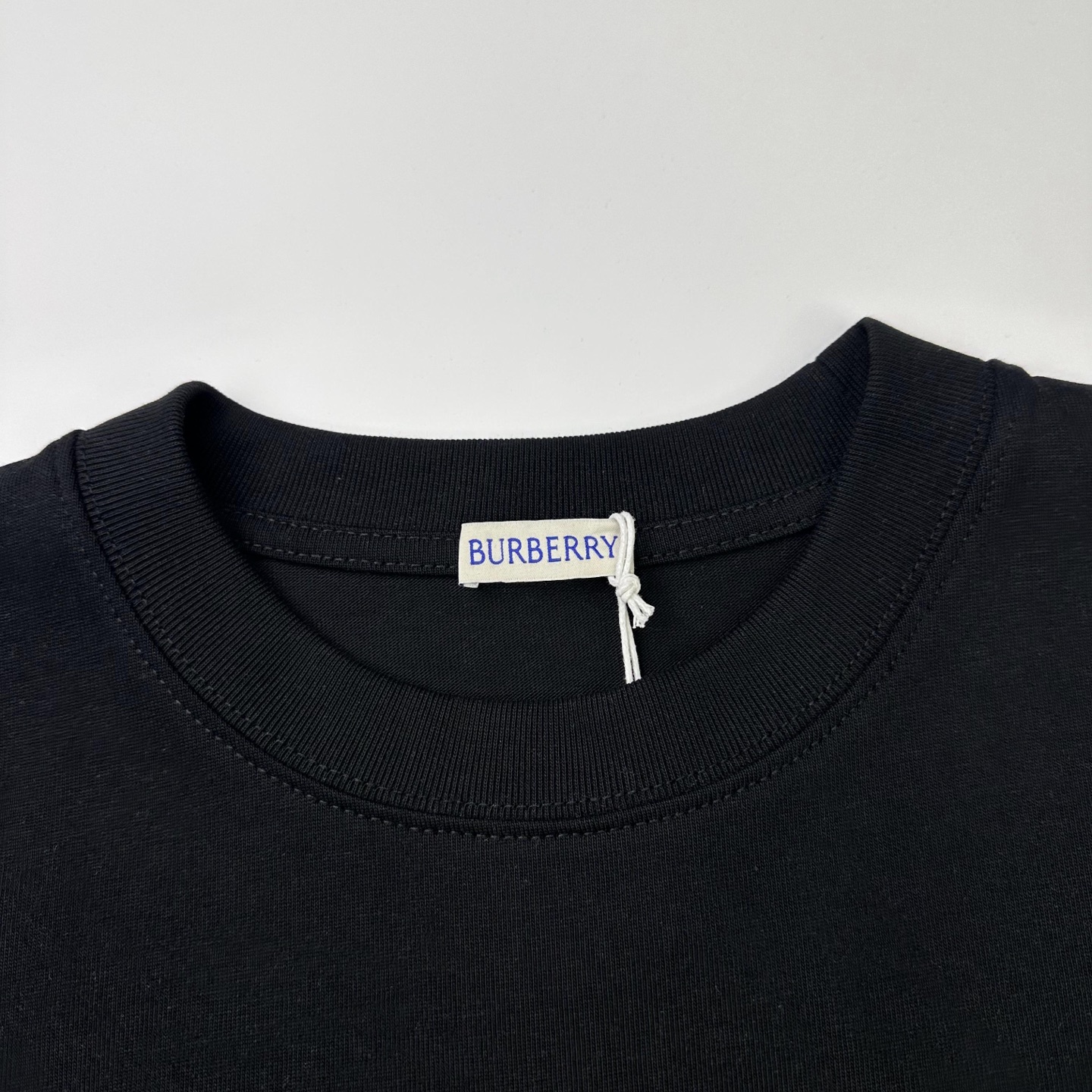 Burberry 

款号：B605#博柏利官网新款战马印花短袖

面料- 采用320克双股精梳棉面料.