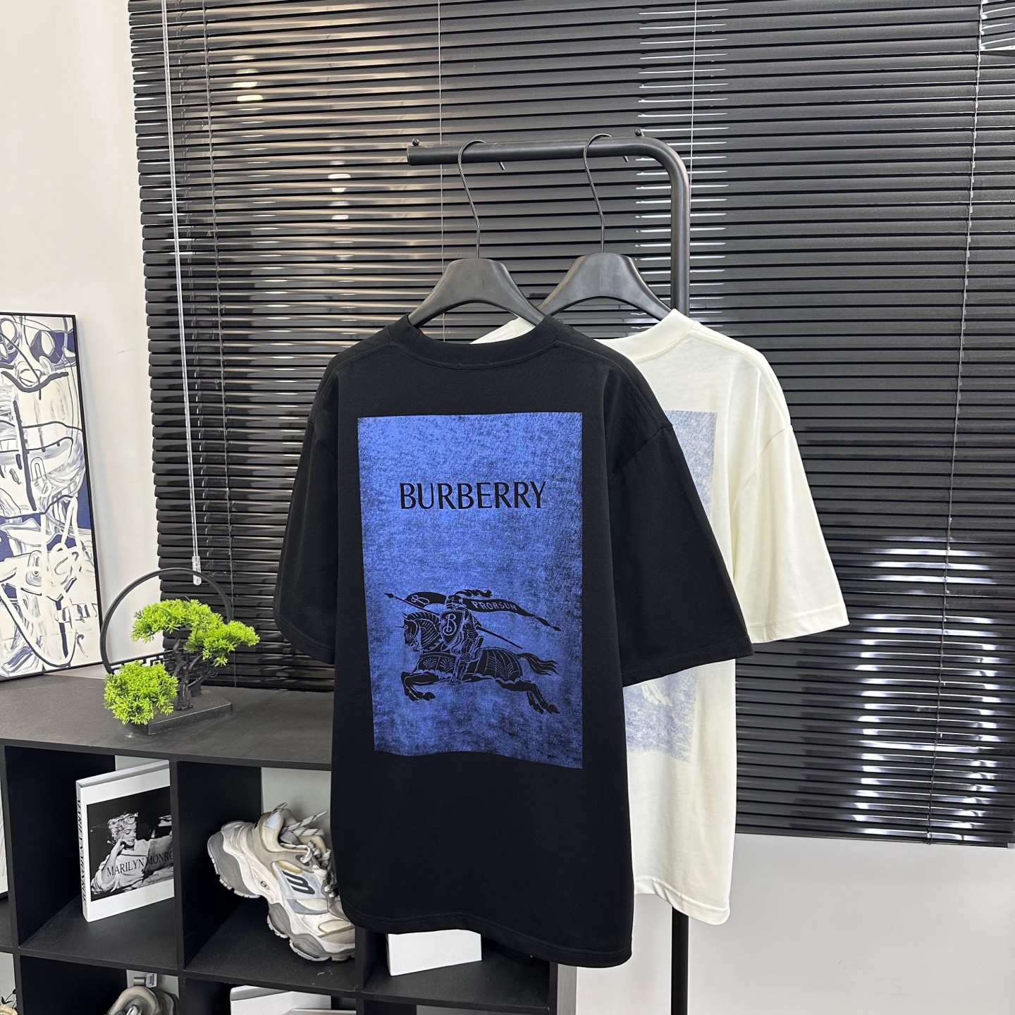 Burberry 

款号：B605#博柏利官网新款战马印花短袖

面料- 采用320克双股精梳棉面料.