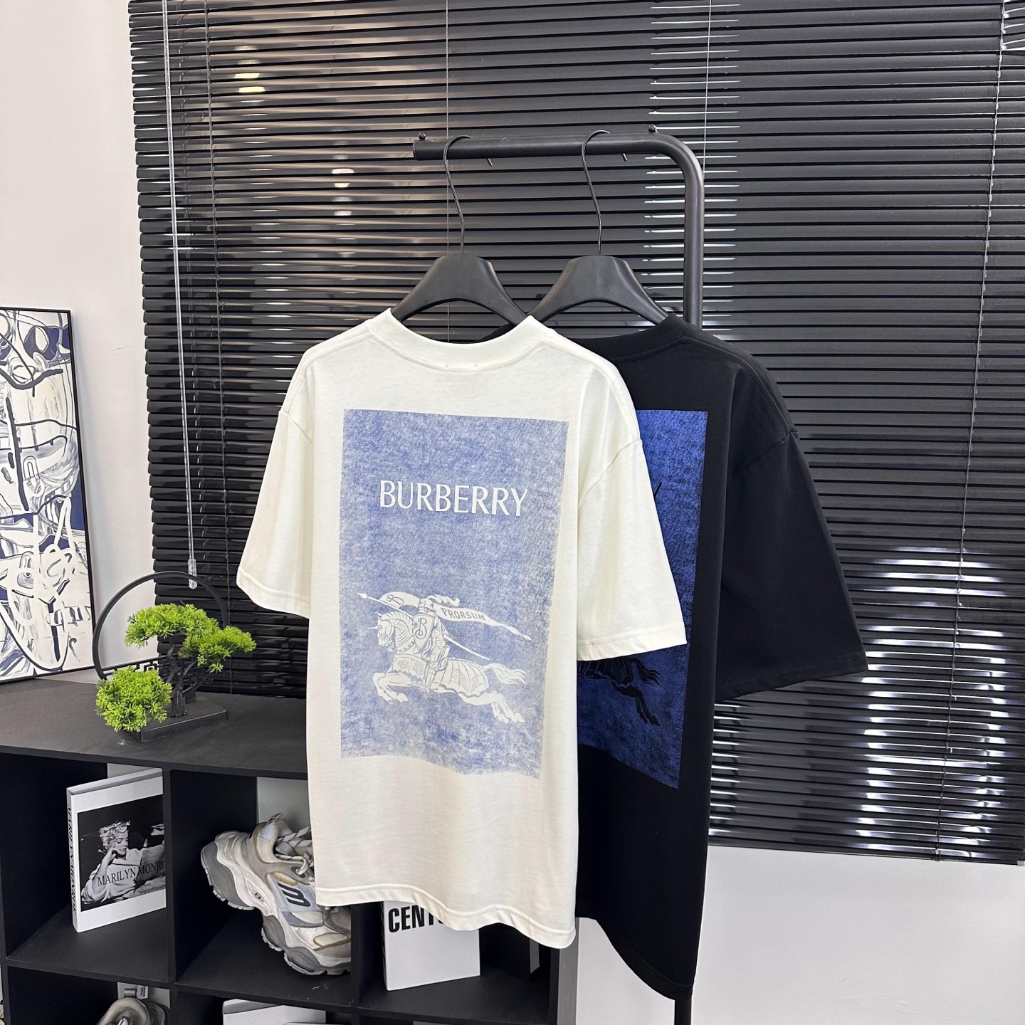 Burberry 

款号：B605#博柏利官网新款战马印花短袖

面料- 采用320克双股精梳棉面料.