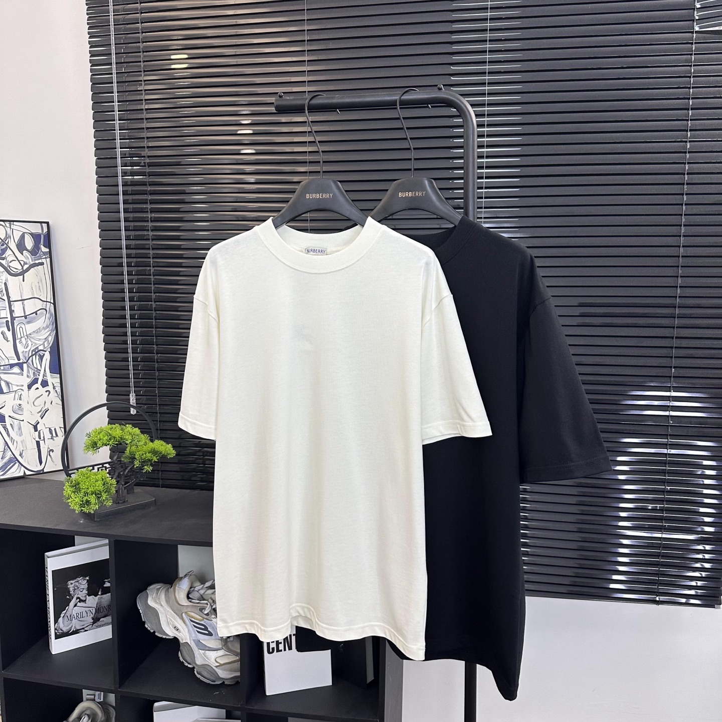 Burberry 

款号：B605#博柏利官网新款战马印花短袖

面料- 采用320克双股精梳棉面料.