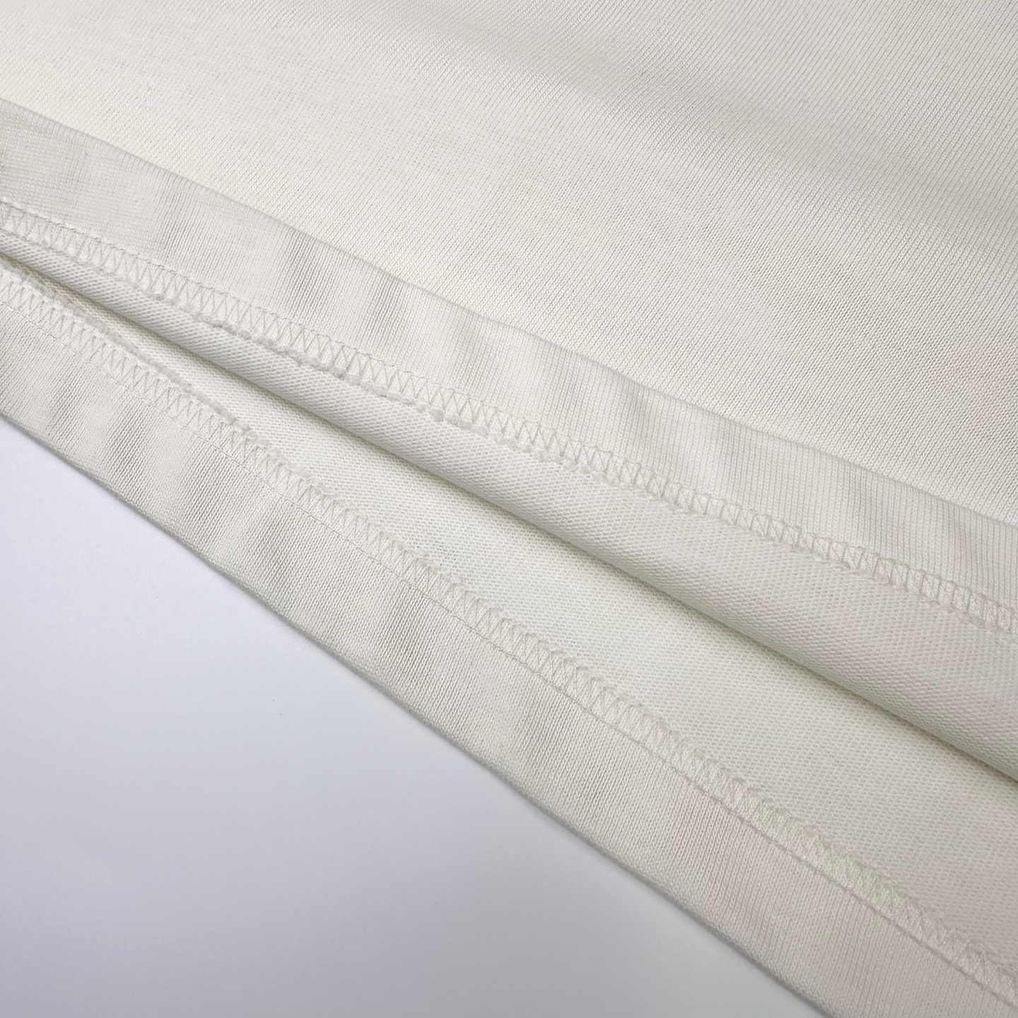 Burberry 

款号：B605#博柏利官网新款战马印花短袖

面料- 采用320克双股精梳棉面料.