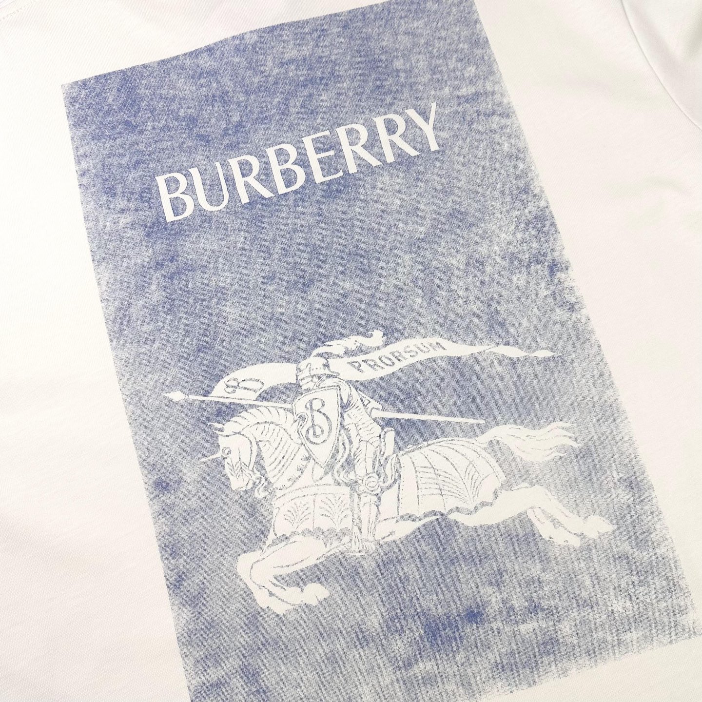 Burberry 

款号：B605#博柏利官网新款战马印花短袖

面料- 采用320克双股精梳棉面料.